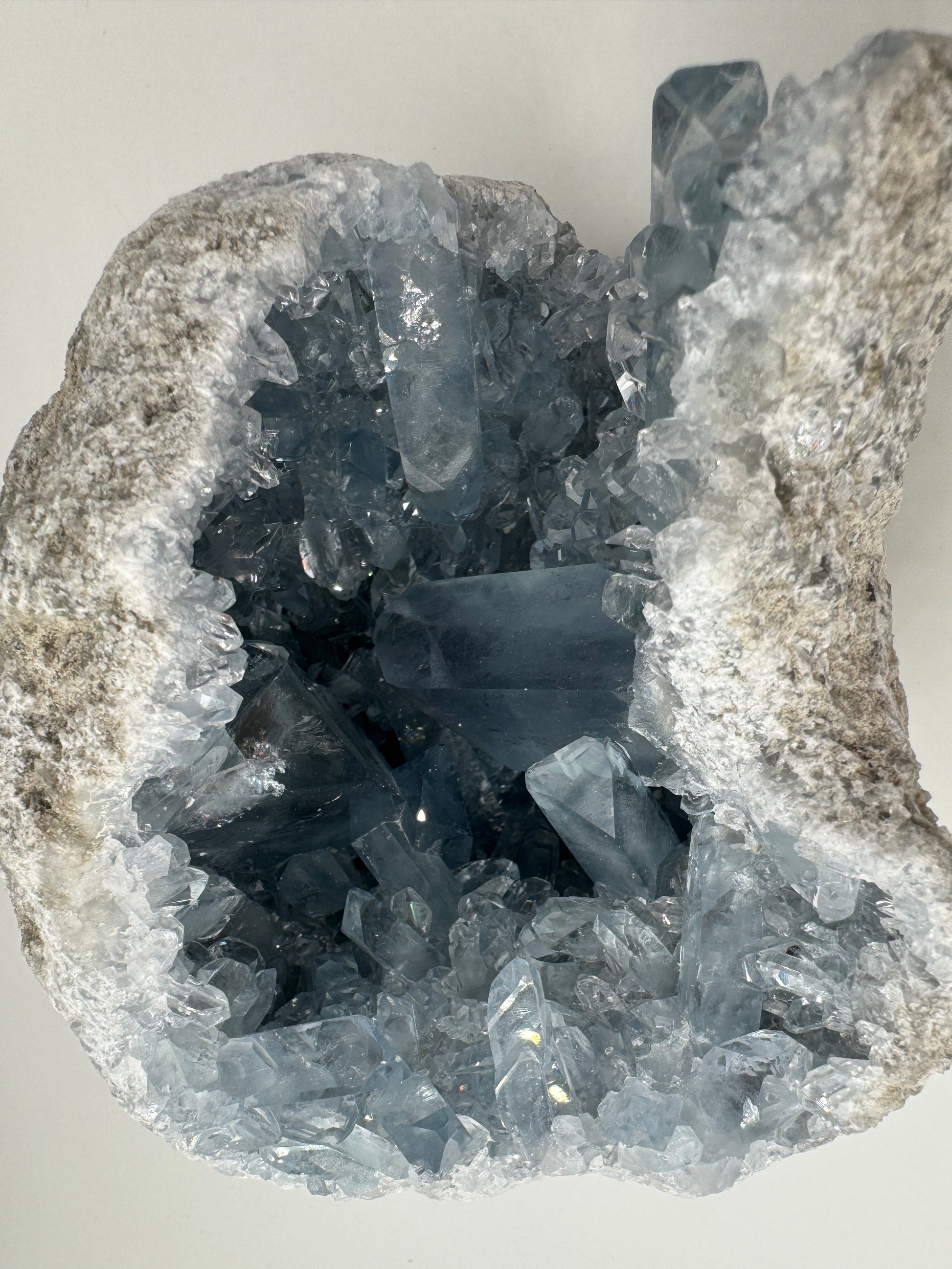 Coelestin Cluster aus Madagaskar, 13 × 12 × 10 cm, 1,8 kg, mit zarten himmelblauen Strontiumsulfat-Kristallen
