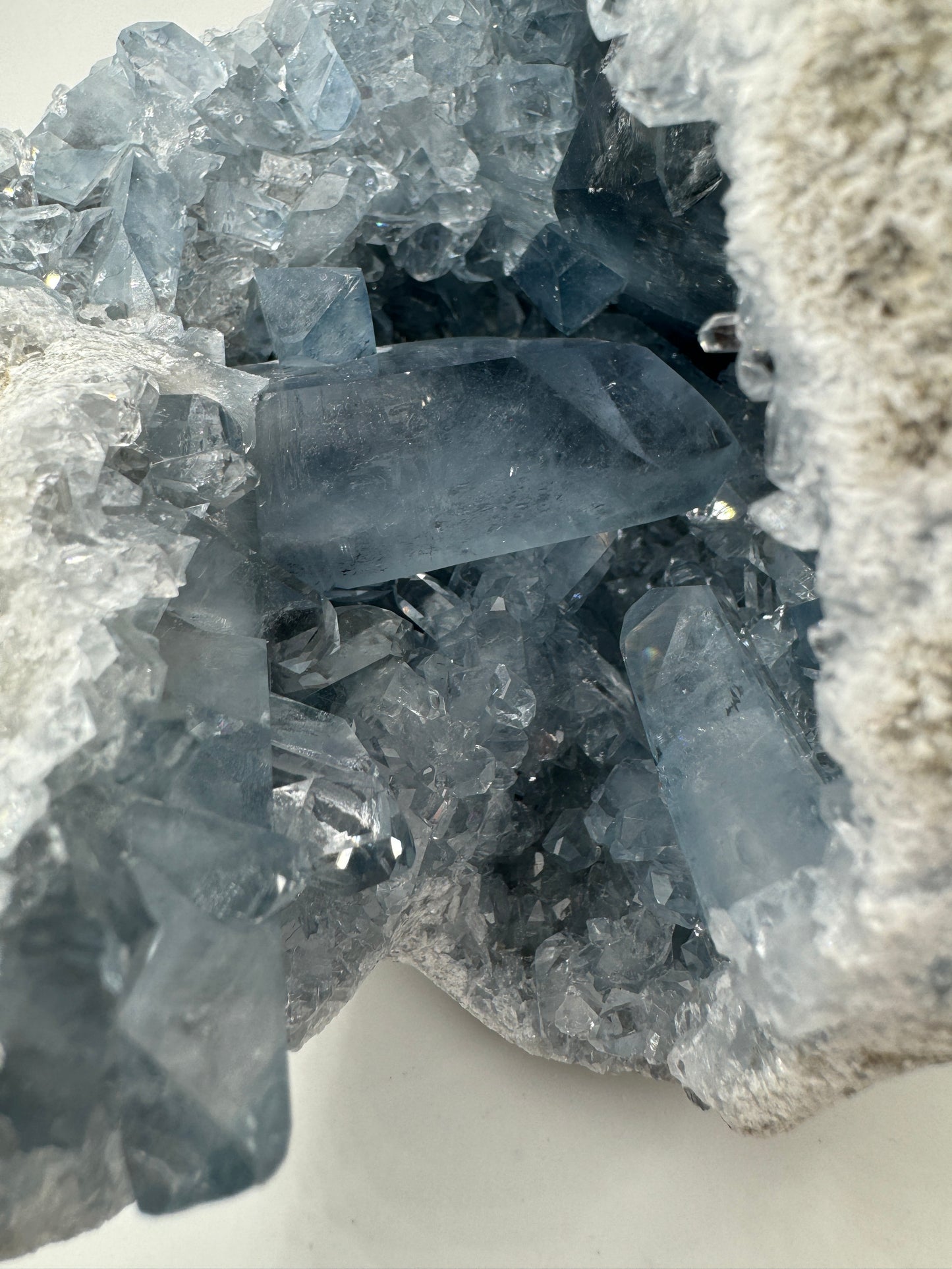 Coelestin Cluster aus Madagaskar, 13 × 12 × 10 cm, 1,8 kg, mit zarten himmelblauen Strontiumsulfat-Kristallen