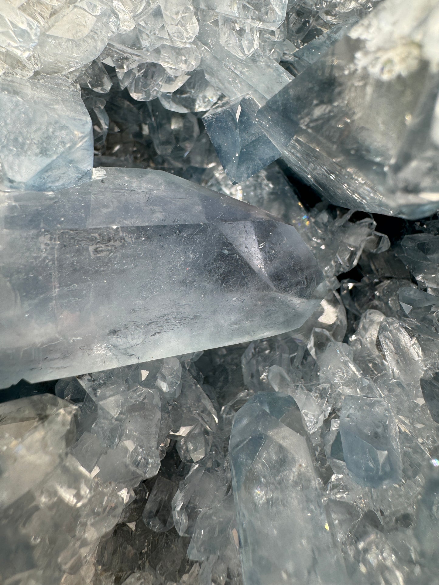 Coelestin Cluster aus Madagaskar, 13 × 12 × 10 cm, 1,8 kg, mit zarten himmelblauen Strontiumsulfat-Kristallen