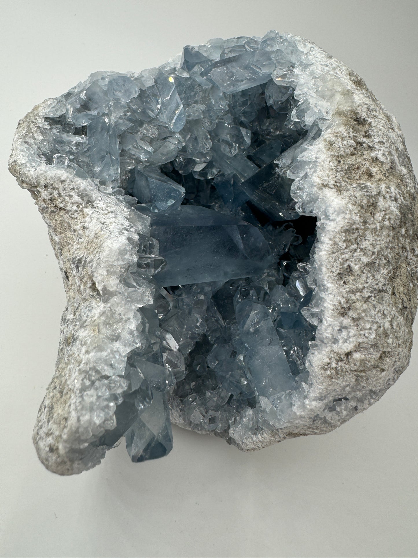 Coelestin Cluster aus Madagaskar, 13 × 12 × 10 cm, 1,8 kg, mit zarten himmelblauen Strontiumsulfat-Kristallen