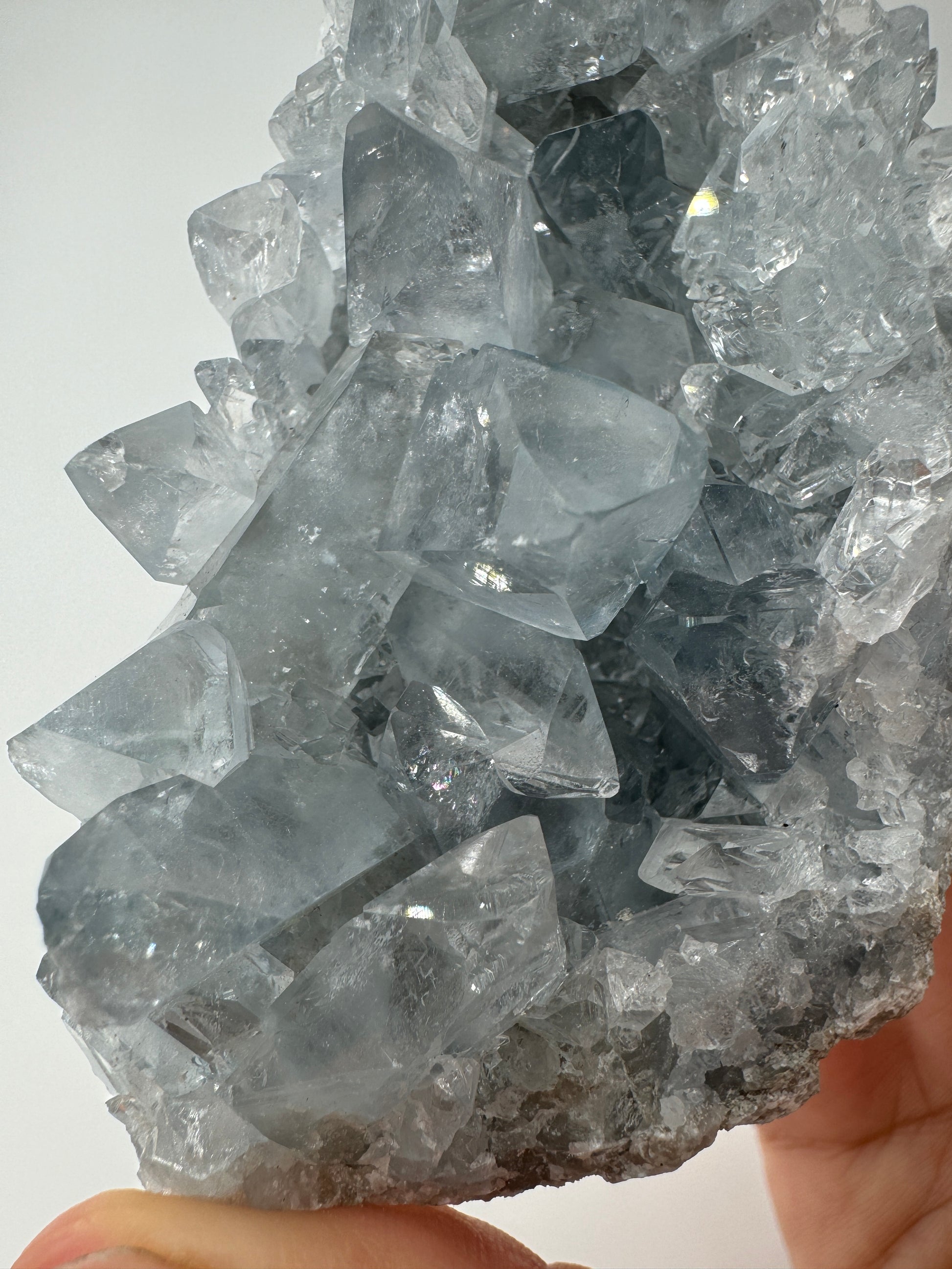 Coelestin Cluster aus Madagaskar, 10 × 5,5 cm, mit länglicher himmelsblauer Strontiumsulfat-Kristallformation