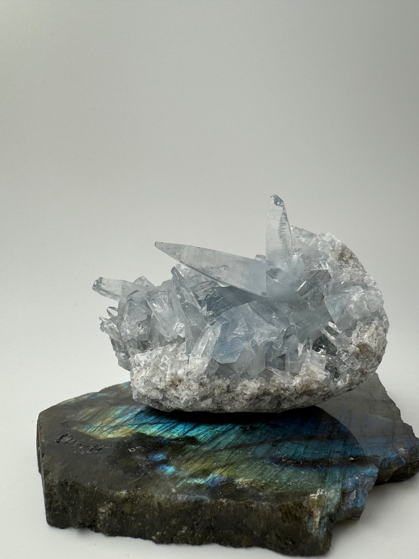 Coelestin Cluster aus Madagaskar, 7 × 5,6 cm, mit dichter himmelsblauer Strontiumsulfat-Kristallstruktur