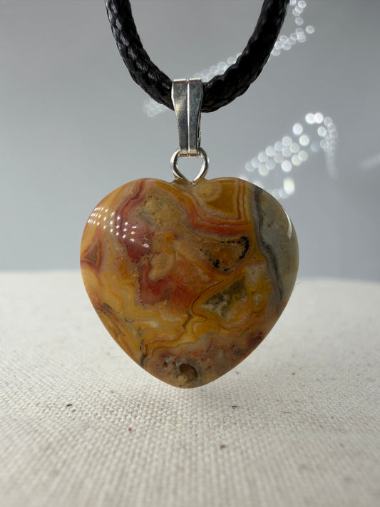 Herzförmiger Crazy Lace Achat Cabochon-Anhänger CH2 mit wellenförmiger Bänderung.