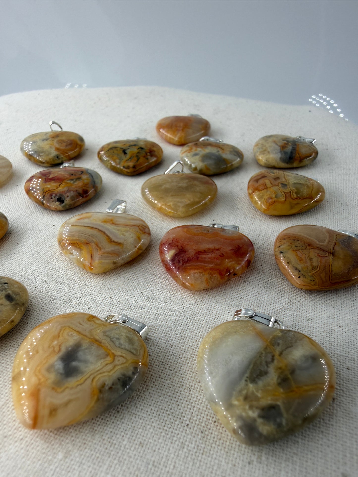 Herzförmiger Crazy Lace Achat Cabochon-Anhänger CH2 mit wellenförmiger Bänderung.
