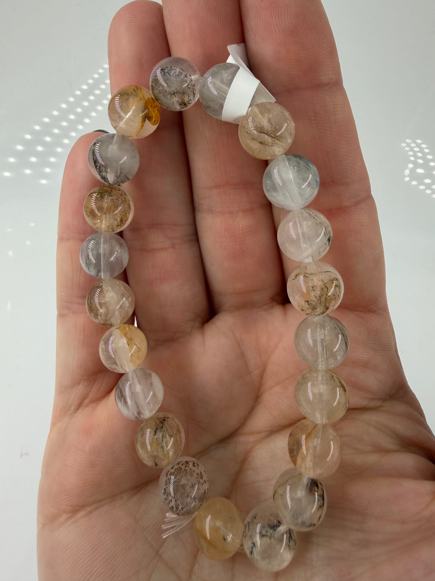 Elastisches Kugelarmband aus Dendritenquarz mit charakteristischen baumartigen Mangan-Einschlüssen.