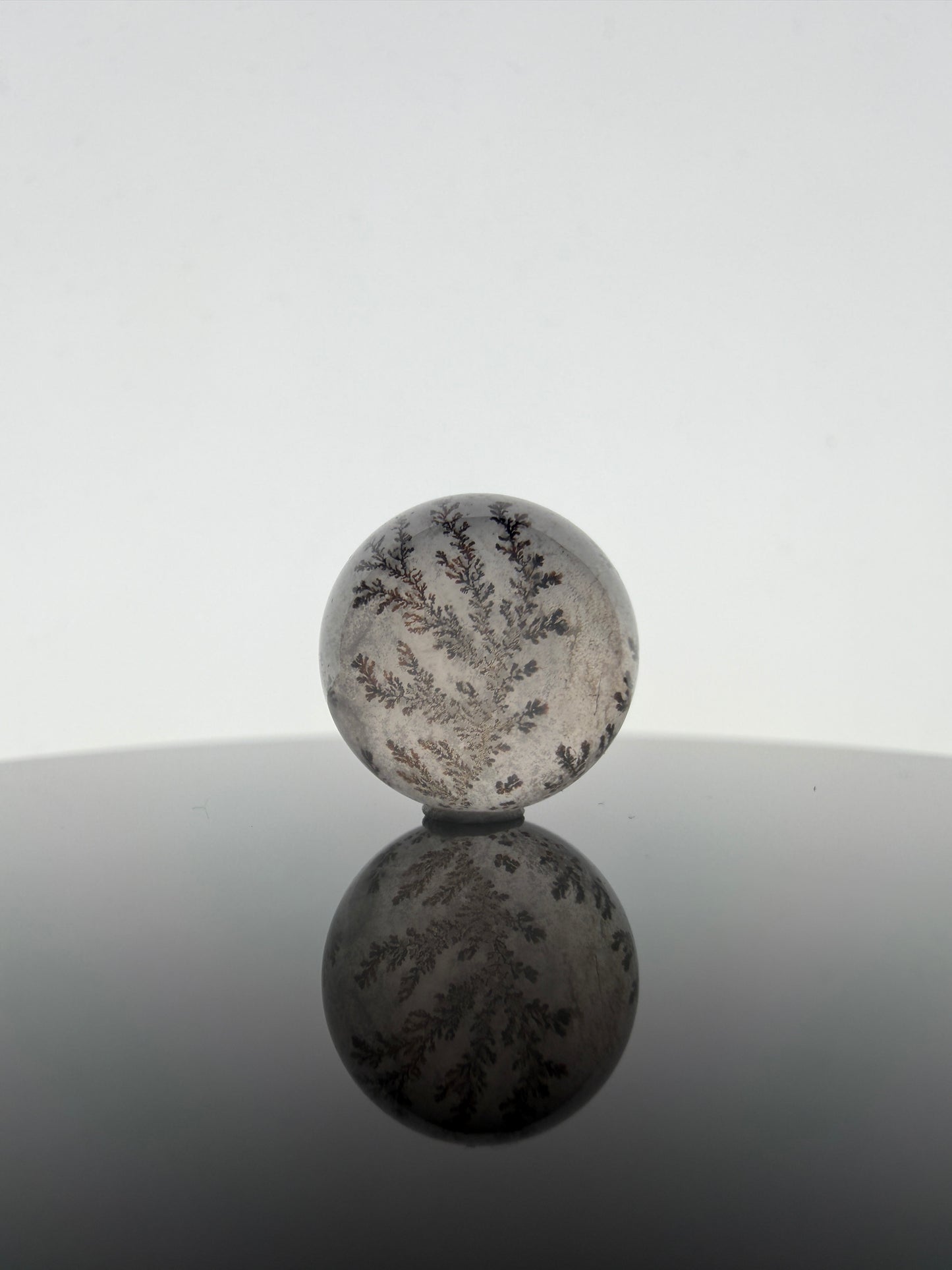 Dendritenquarz Minikugel A15 mit charakteristischen Mangan-Dendriten – geologisches Unikat, Ø ca. 1 cm