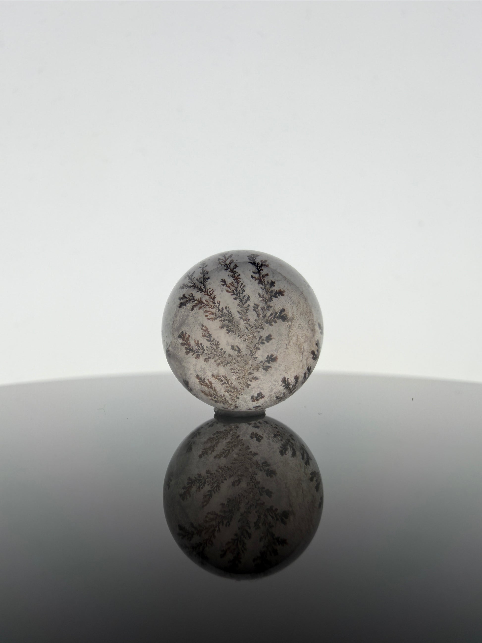 Dendritenquarz Minikugel A15 mit charakteristischen Mangan-Dendriten – geologisches Unikat, Ø ca. 1 cm