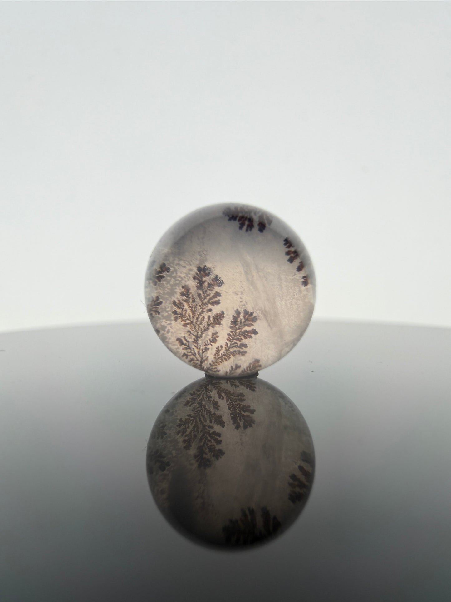 Dendritenquarz Minikugel B15 mit charakteristischen Mangan-Dendriten – geologisches Unikat, Ø ca. 1 cm