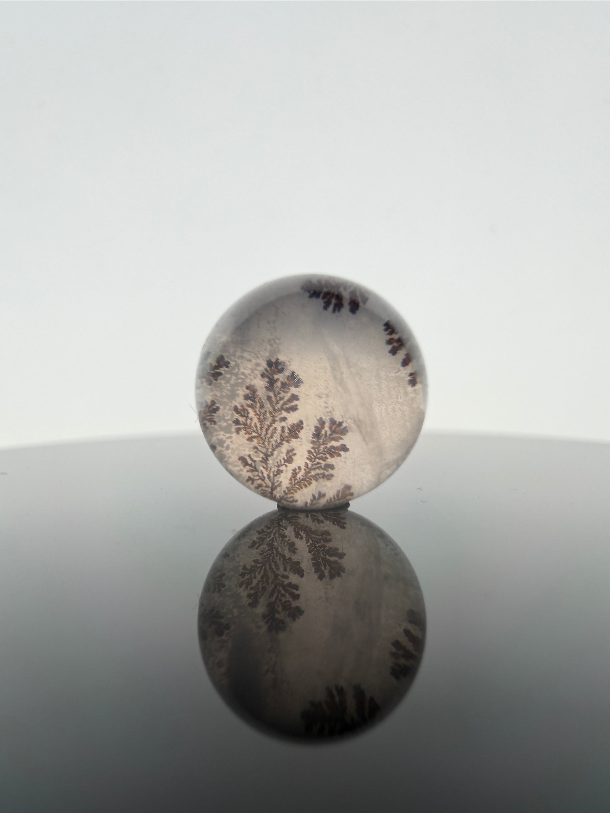 Dendritenquarz Minikugel B15 mit charakteristischen Mangan-Dendriten – geologisches Unikat, Ø ca. 1 cm