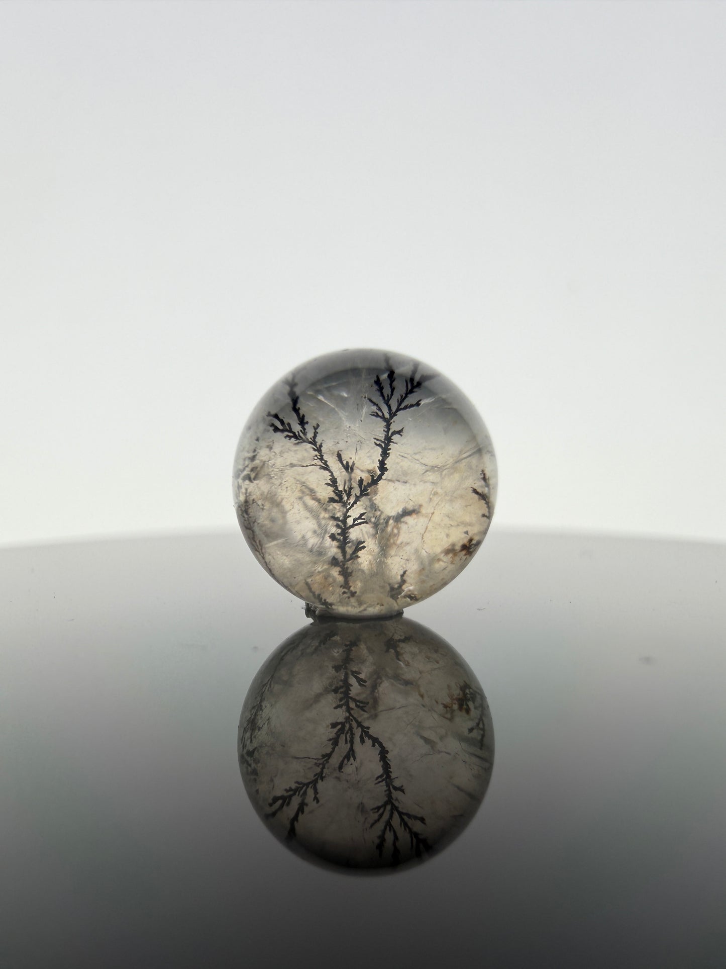 Dendritenquarz Minikugel C15 mit charakteristischen Mangan-Dendriten – geologisches Unikat, Ø ca. 1 cm