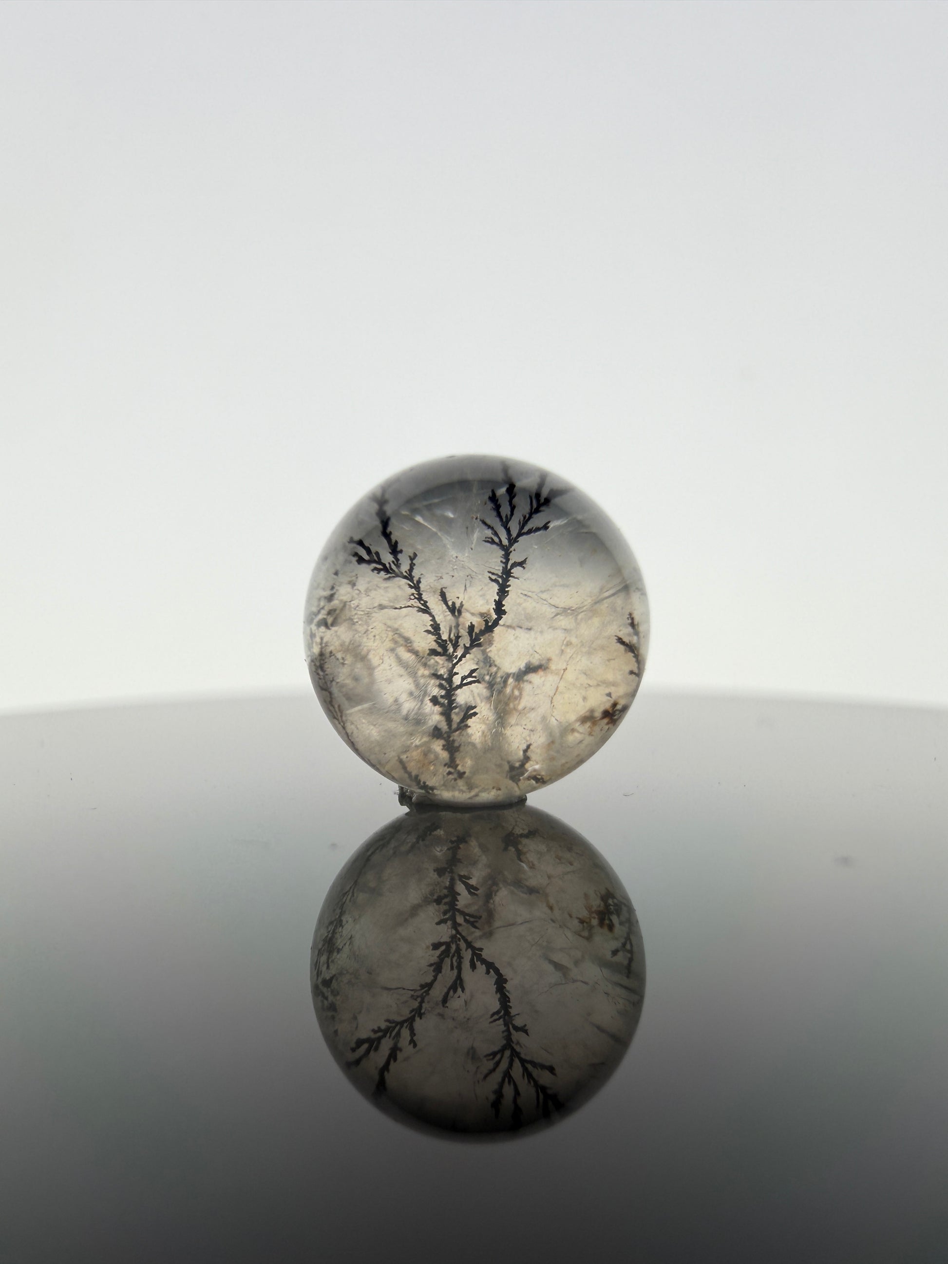 Dendritenquarz Minikugel C15 mit charakteristischen Mangan-Dendriten – geologisches Unikat, Ø ca. 1 cm
