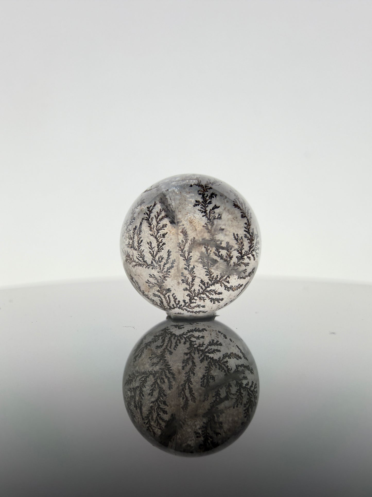 Dendritenquarz Minikugel D15 mit charakteristischen Mangan-Dendriten – geologisches Unikat, Ø ca. 1 cm