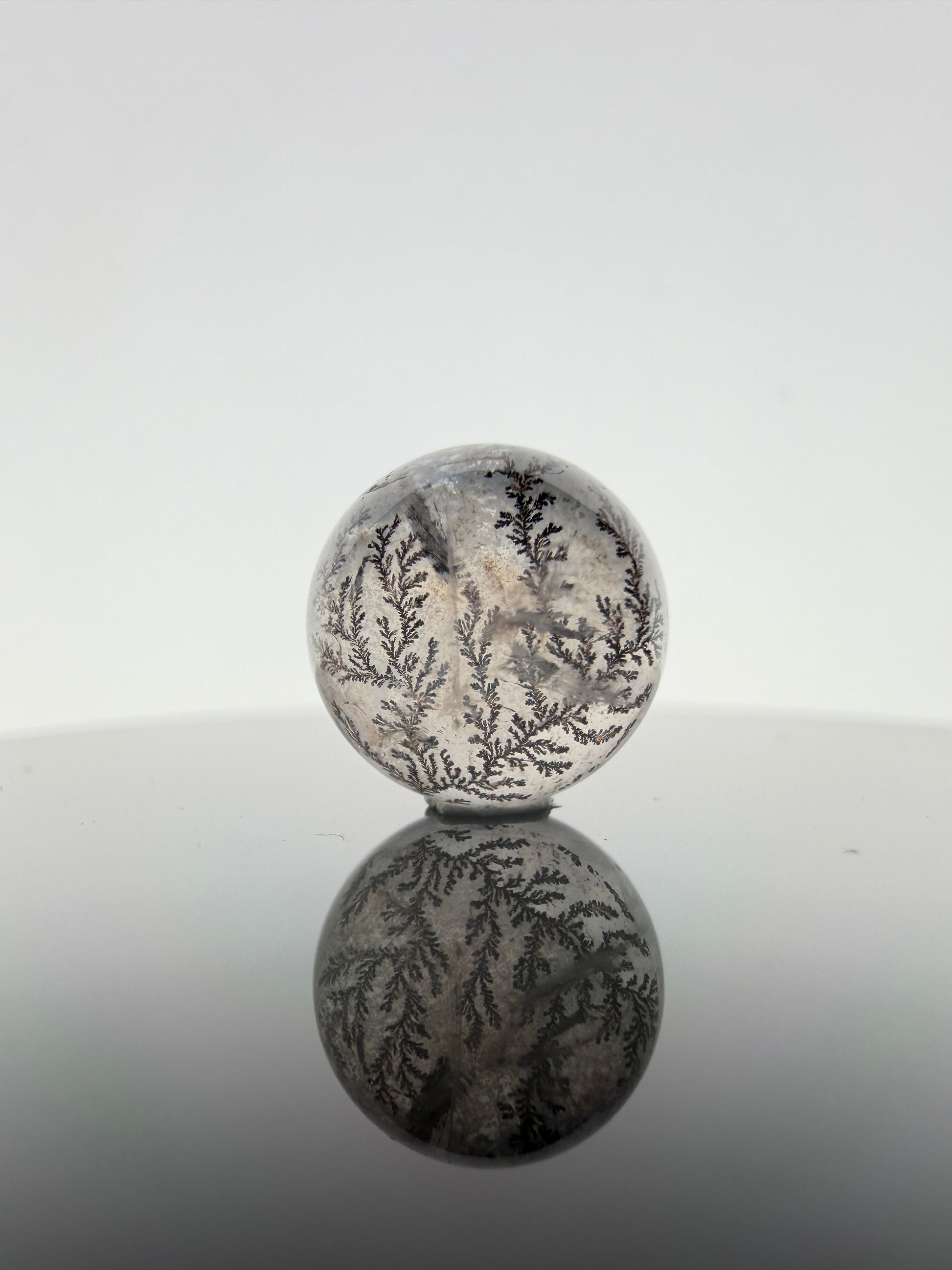 Dendritenquarz Minikugel D15 mit charakteristischen Mangan-Dendriten – geologisches Unikat, Ø ca. 1 cm