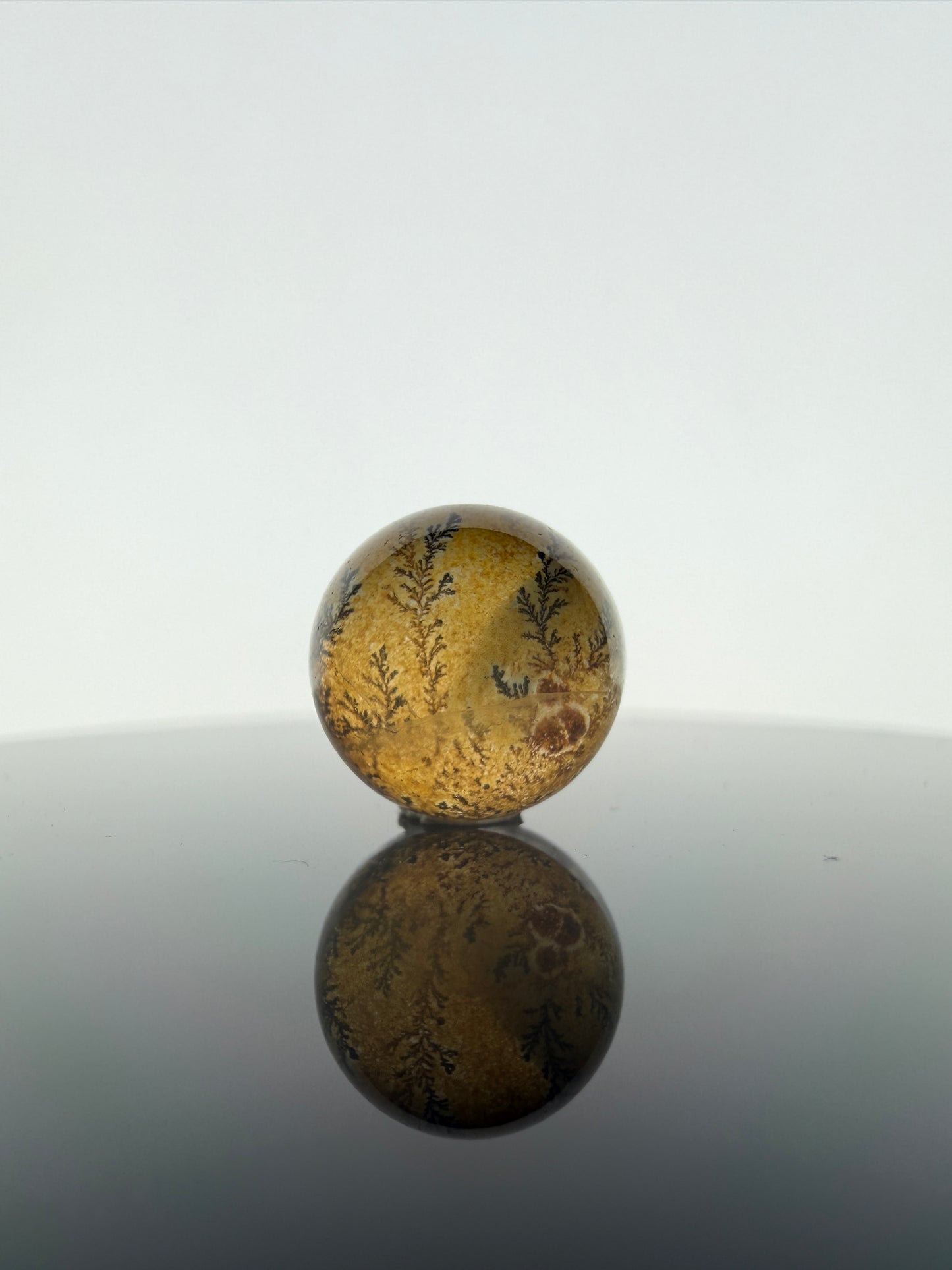 Dendritenquarz Minikugel E15 mit charakteristischen Mangan-Dendriten – geologisches Unikat, Ø ca. 1 cm