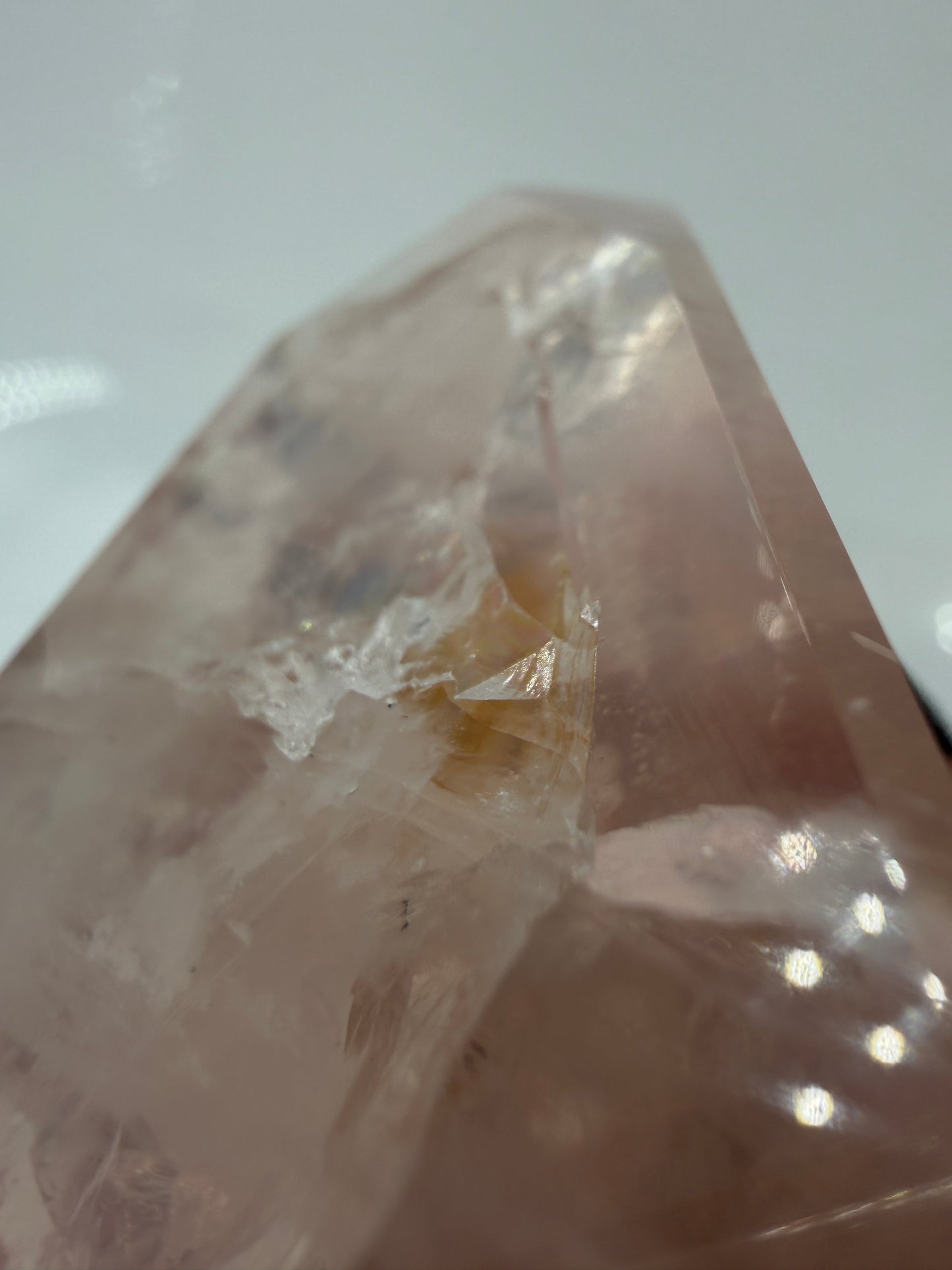 Datailaufnahme Natürliche Rosenquarz-Freiform aus Brasilien (B-Ware) mit polierter Oberfläche und sichtbaren, echten Naturmerkmalen.
