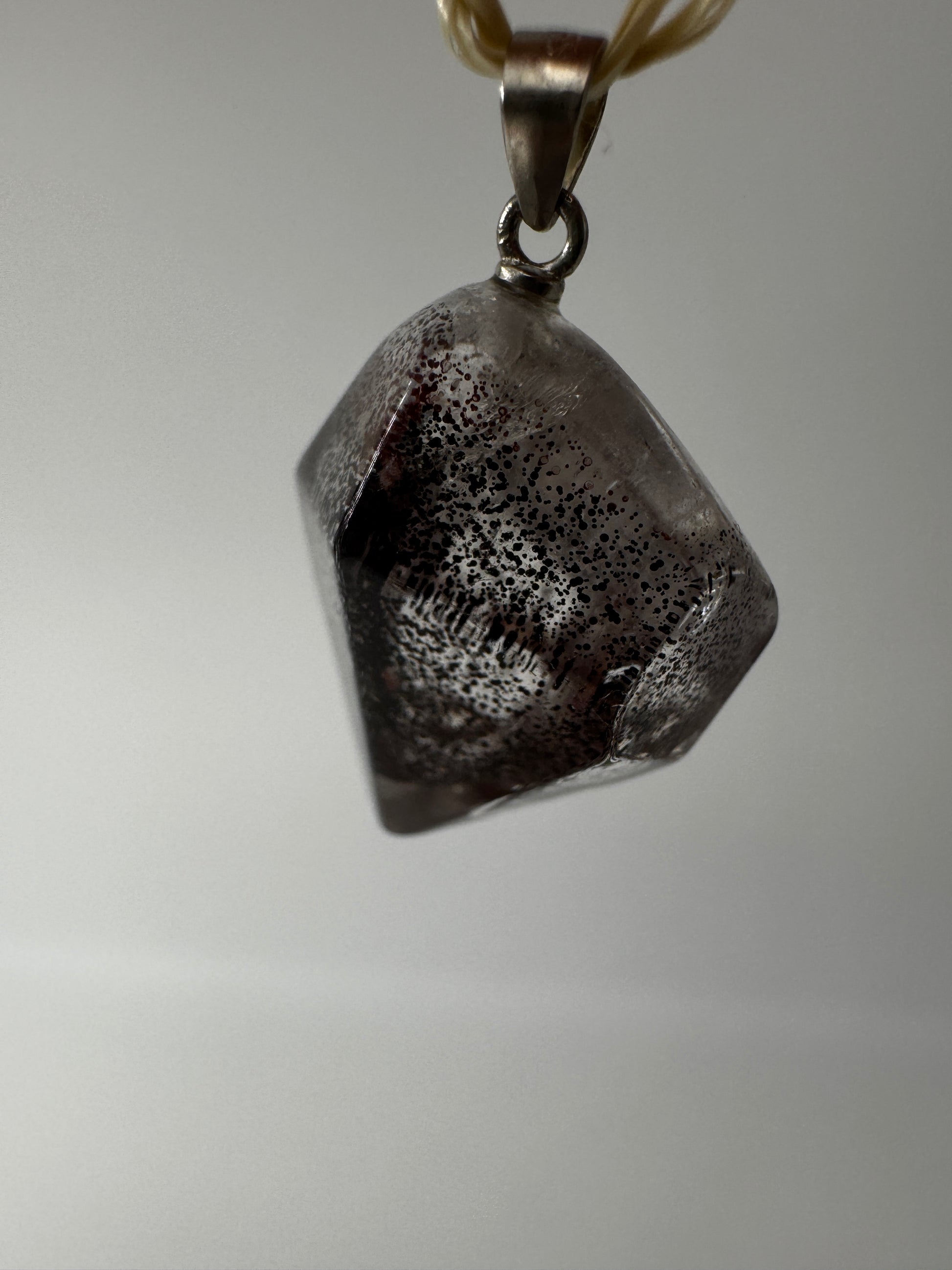 Nahaufnahme eines Eisenkiesel Anhängers aus Quarz mit Eiseneinschlüssen, silber gestiftet.