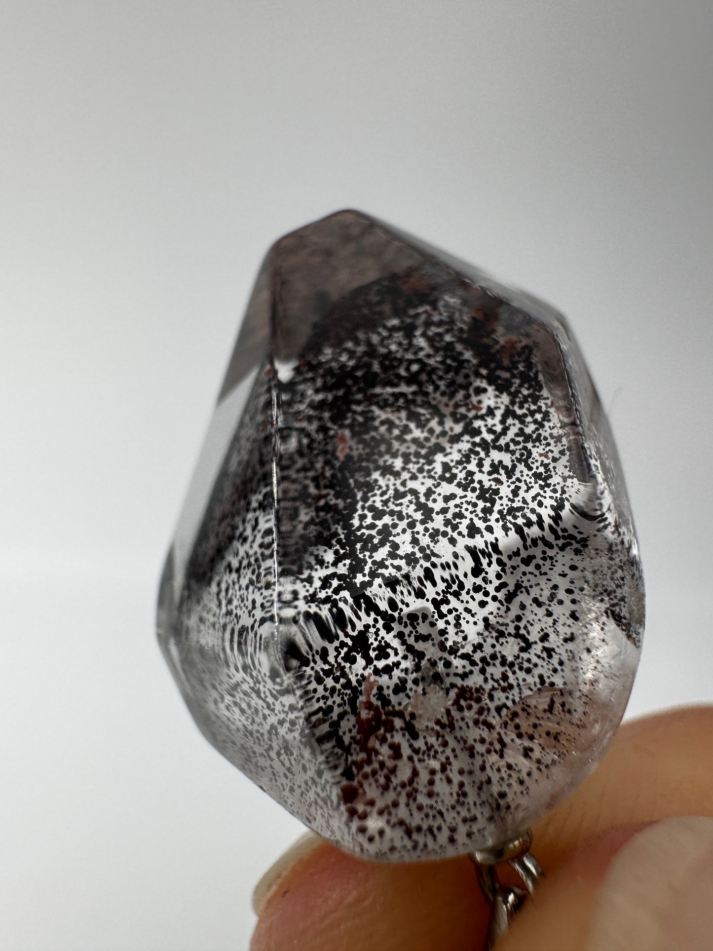 Nahaufnahme eines Eisenkiesel Anhängers aus Quarz mit Eiseneinschlüssen, silber gestiftet.