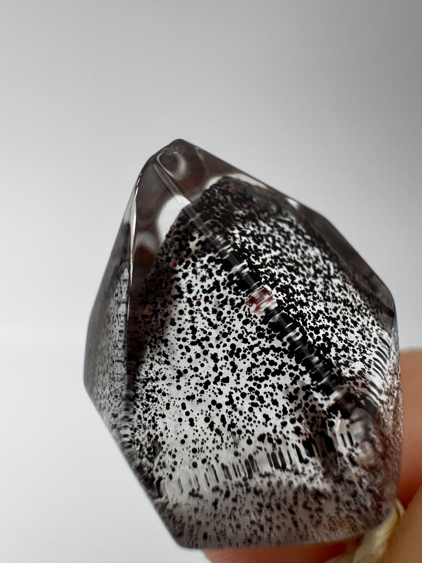 Nahaufnahme eines Eisenkiesel Anhängers aus Quarz mit Eiseneinschlüssen, silber gestiftet.