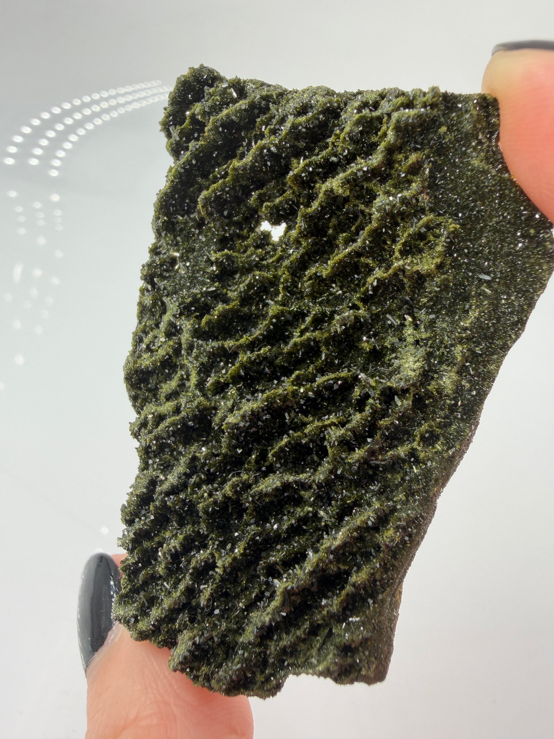 Mineral-Cluster aus grünem Epidot aus der Türkei, zeigt scharfkantige Kristallprismen auf Matrix.
