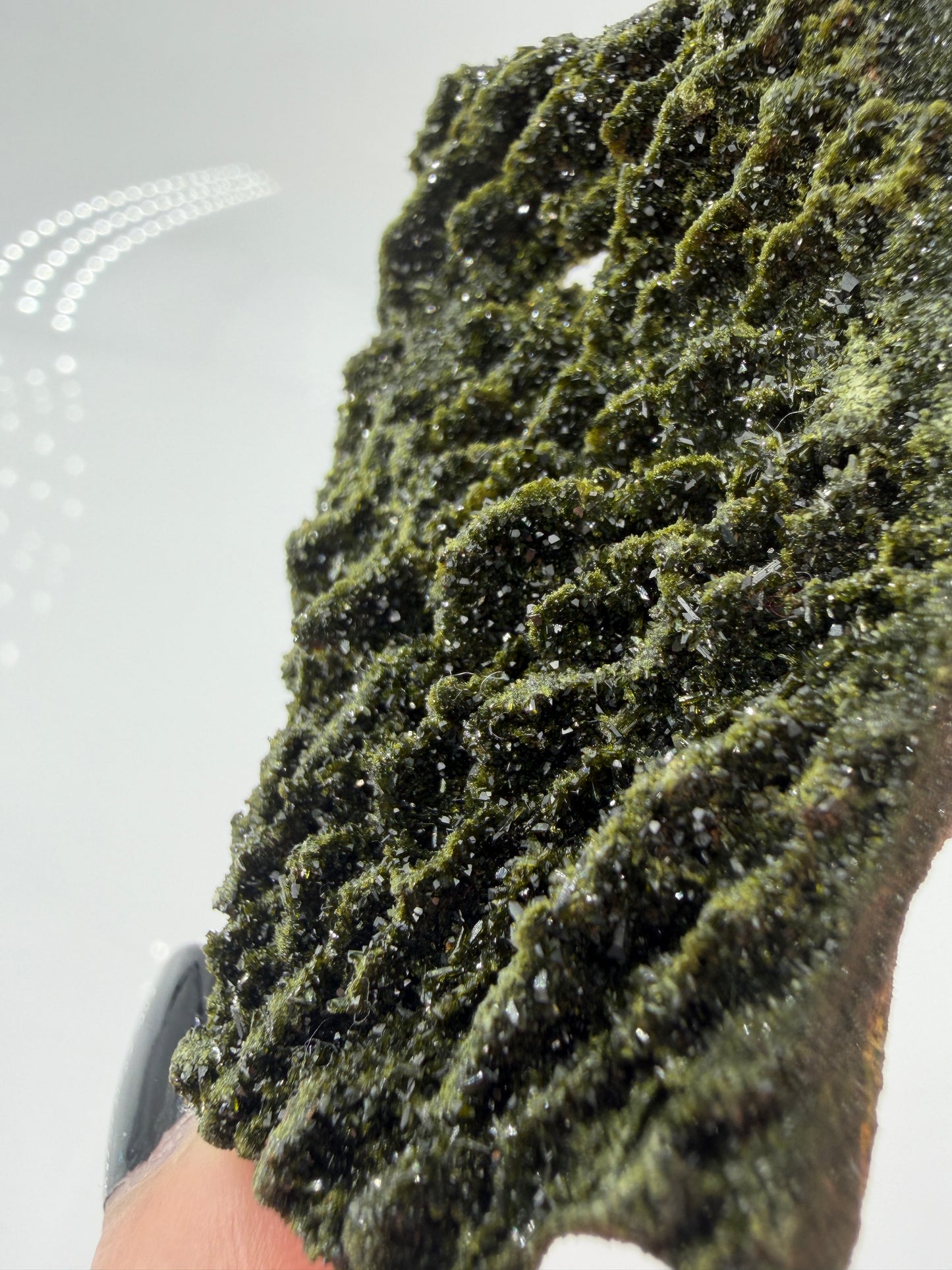 Mineral-Cluster aus grünem Epidot aus der Türkei, zeigt scharfkantige Kristallprismen auf Matrix.