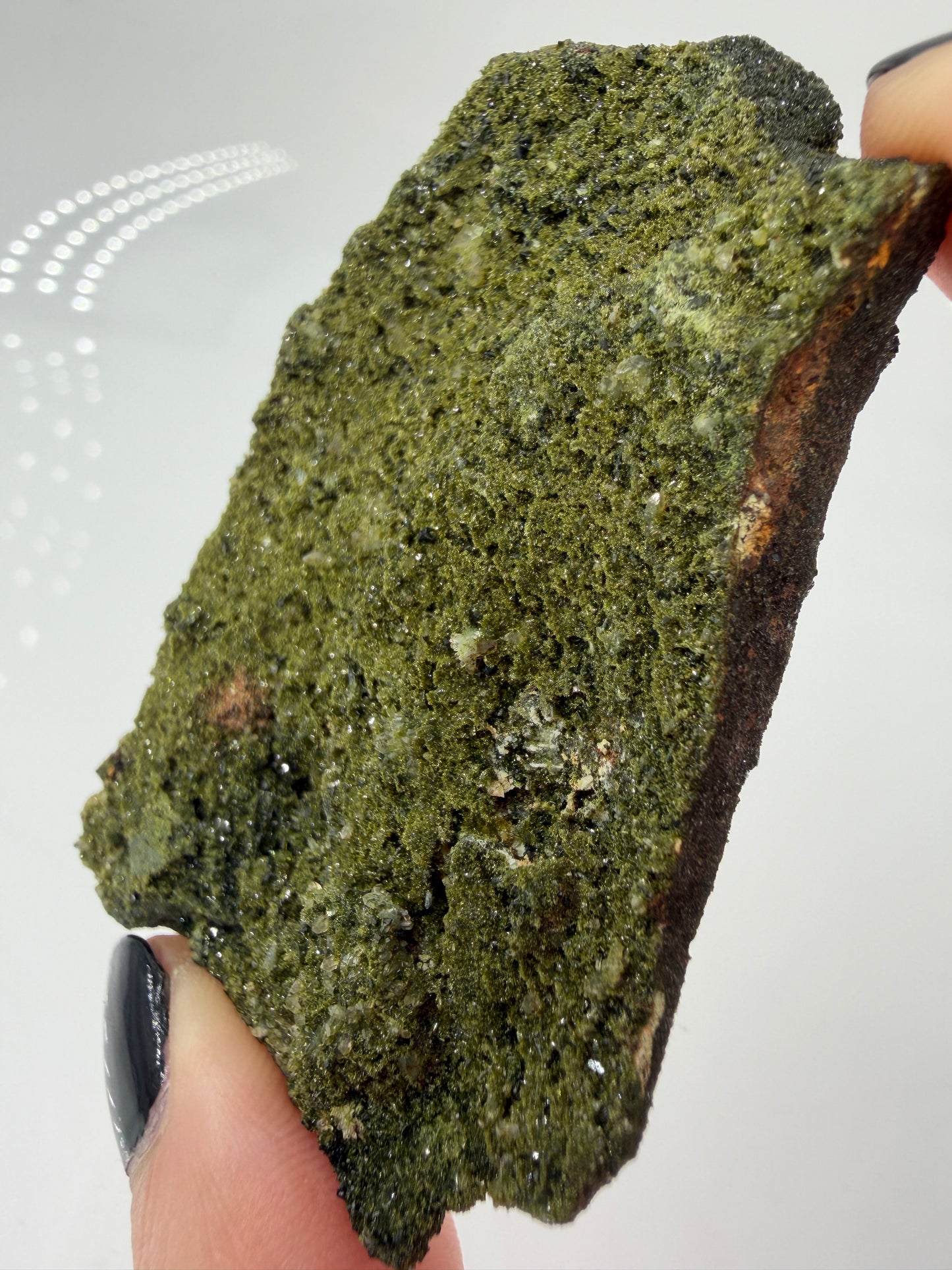 Mineral-Cluster aus grünem Epidot aus der Türkei, zeigt scharfkantige Kristallprismen auf Matrix.
