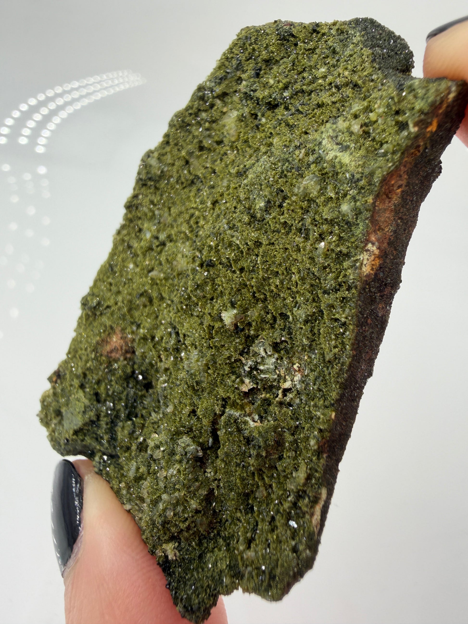Mineral-Cluster aus grünem Epidot aus der Türkei, zeigt scharfkantige Kristallprismen auf Matrix.
