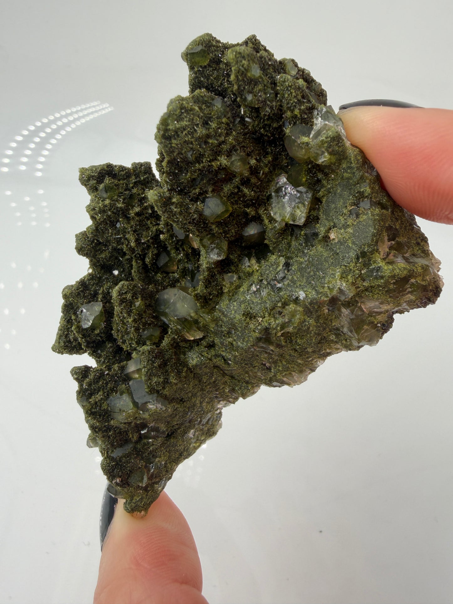 Mineral-Cluster aus grünem Epidot und klarem Quarz aus der Türkei, zeigt scharfkantige Kristallprismen auf Matrix.