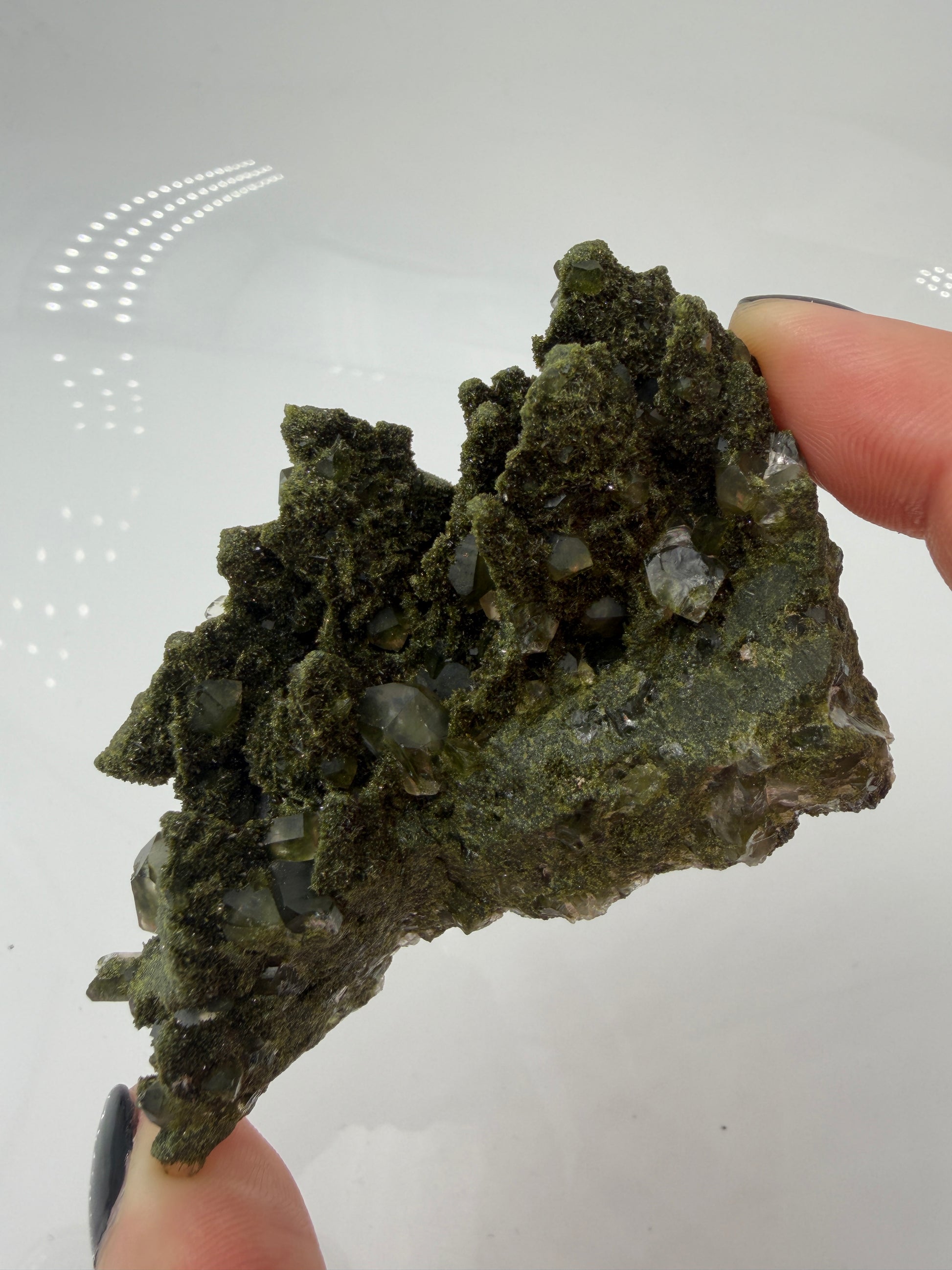 Mineral-Cluster aus grünem Epidot und klarem Quarz aus der Türkei, zeigt scharfkantige Kristallprismen auf Matrix.