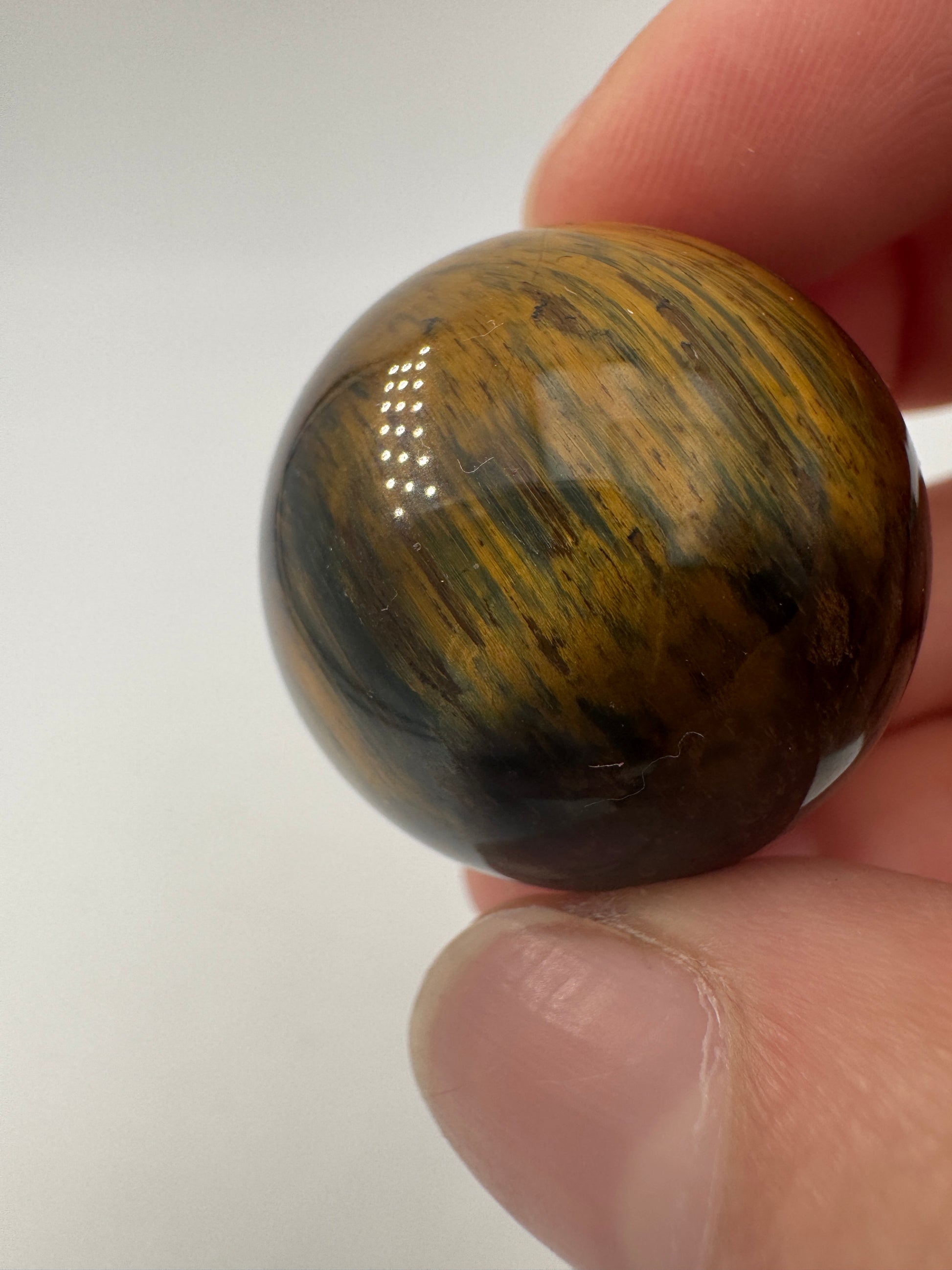 Falkenauge-Kugel, Ø 2,6–2,9 cm – polierte Quarz-Sphäre in Blaugrau mit charakteristischem Chatoyance-Effekt (Seidenglanz), mineralogisches Sammlerobjekt.