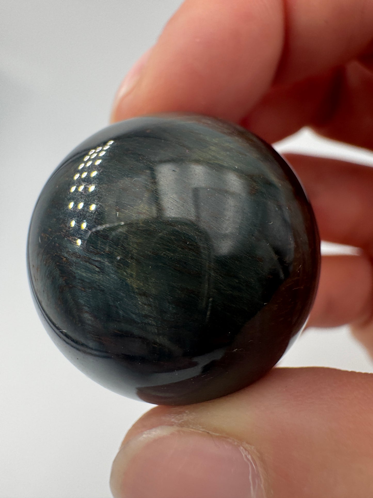 Falkenauge-Kugel, Ø 2,6–2,9 cm – polierte Quarz-Sphäre in Blaugrau mit charakteristischem Chatoyance-Effekt (Seidenglanz), mineralogisches Sammlerobjekt.