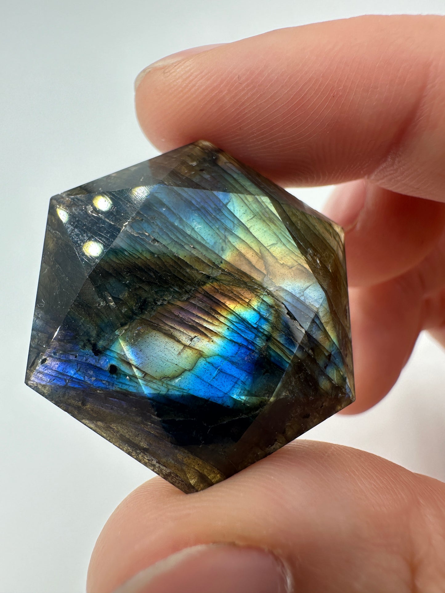 Labradorit Feenstein, hexagonal geschliffen, ca. 3,3 cm, mit schimmernder Labradoreszenz 