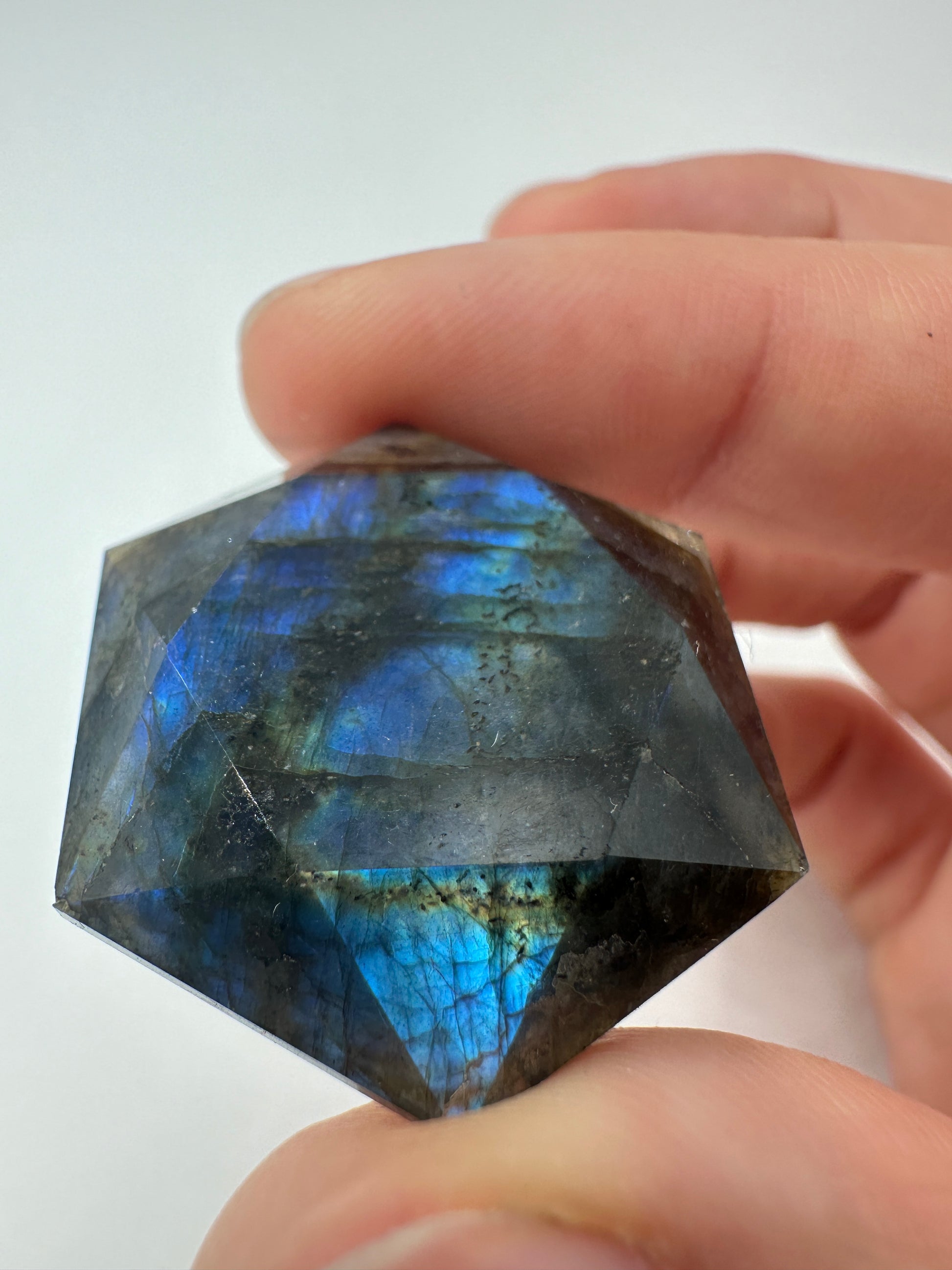 Labradorit Feenstein, hexagonal geschliffen, ca. 3,3 cm, mit schimmernder Labradoreszenz 