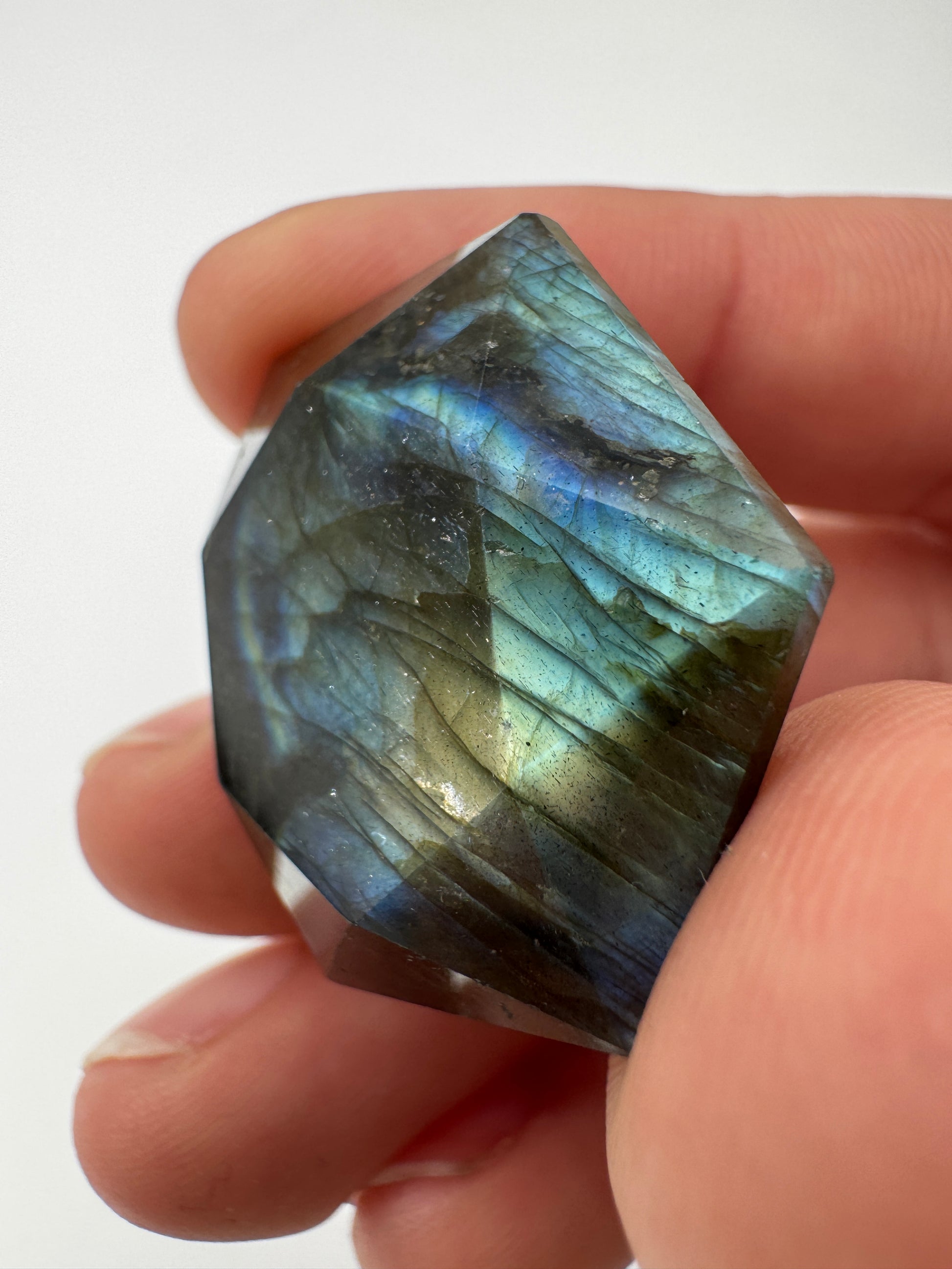 Labradorit Feenstein, hexagonal geschliffen, ca. 3,3 cm, mit schimmernder Labradoreszenz 