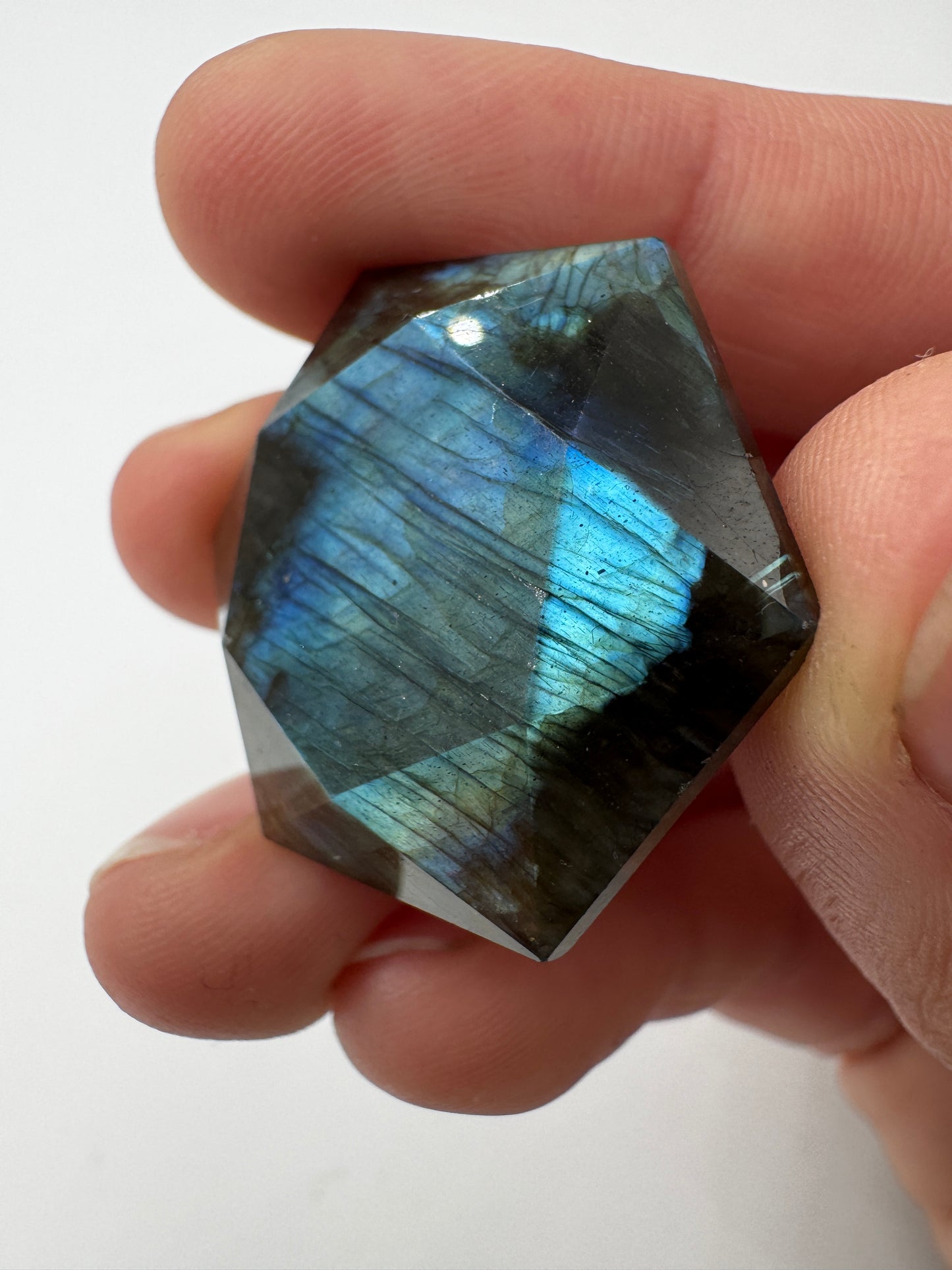 Labradorit Feenstein, hexagonal geschliffen, ca. 3,3 cm, mit schimmernder Labradoreszenz 