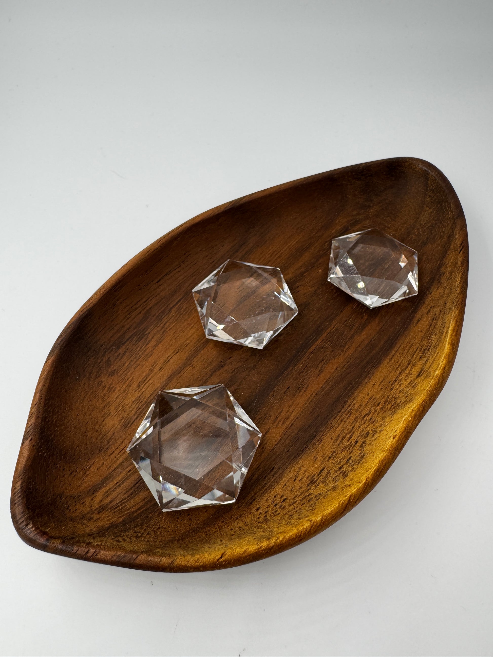hexagonal geschliffener Bergkristall -Feenstein, ca. 3,3 cm, mit charakteristischer Facettierung – klare Transparenz und natürlicher Wuchs