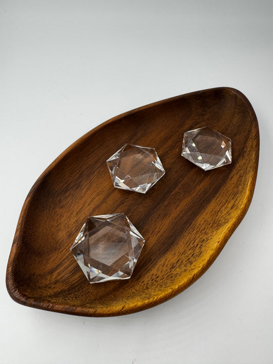 hexagonal geschliffener Bergkristall -Feenstein, ca. 3,3 cm, mit charakteristischer Facettierung – klare Transparenz und natürlicher Wuchs