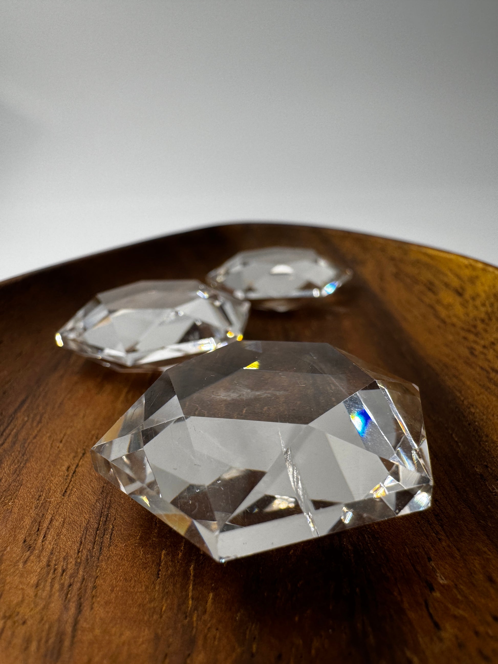hexagonal geschliffener Bergkristall -Feenstein, ca. 3,3 cm, mit charakteristischer Facettierung – klare Transparenz und natürlicher Wuchs