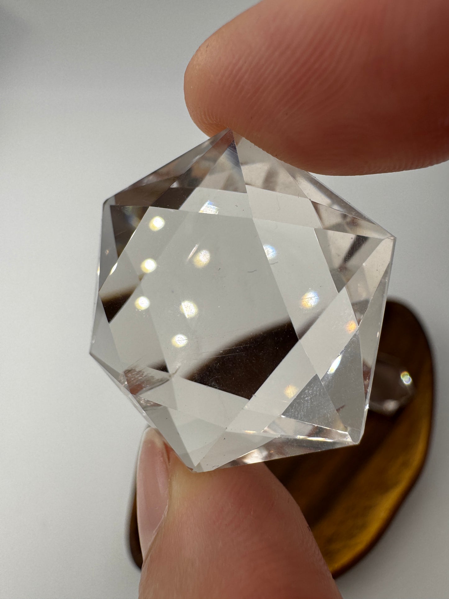 hexagonal geschliffener Bergkristall -Feenstein, ca. 3,3 cm, mit charakteristischer Facettierung – klare Transparenz und natürlicher Wuchs