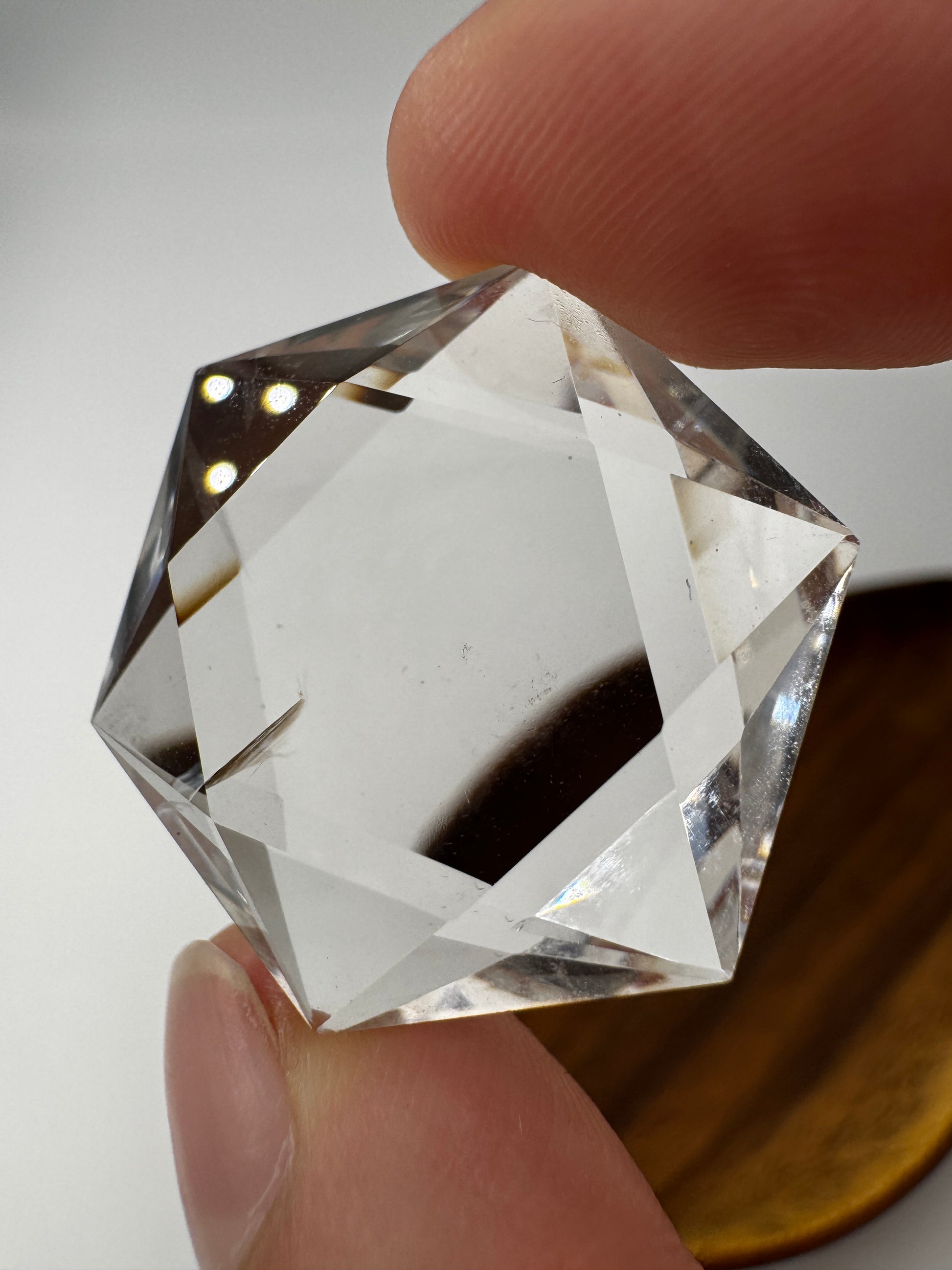 hexagonal geschliffener Bergkristall -Feenstein, ca. 3,3 cm, mit charakteristischer Facettierung – klare Transparenz und natürlicher Wuchs