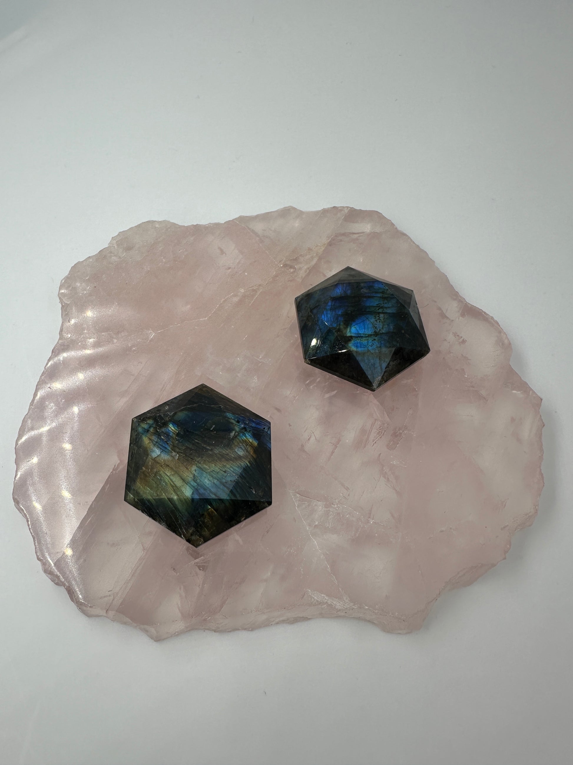 Labradorit Feenstein, hexagonal geschliffen, ca. 3,3 cm, mit schimmernder Labradoreszenz 