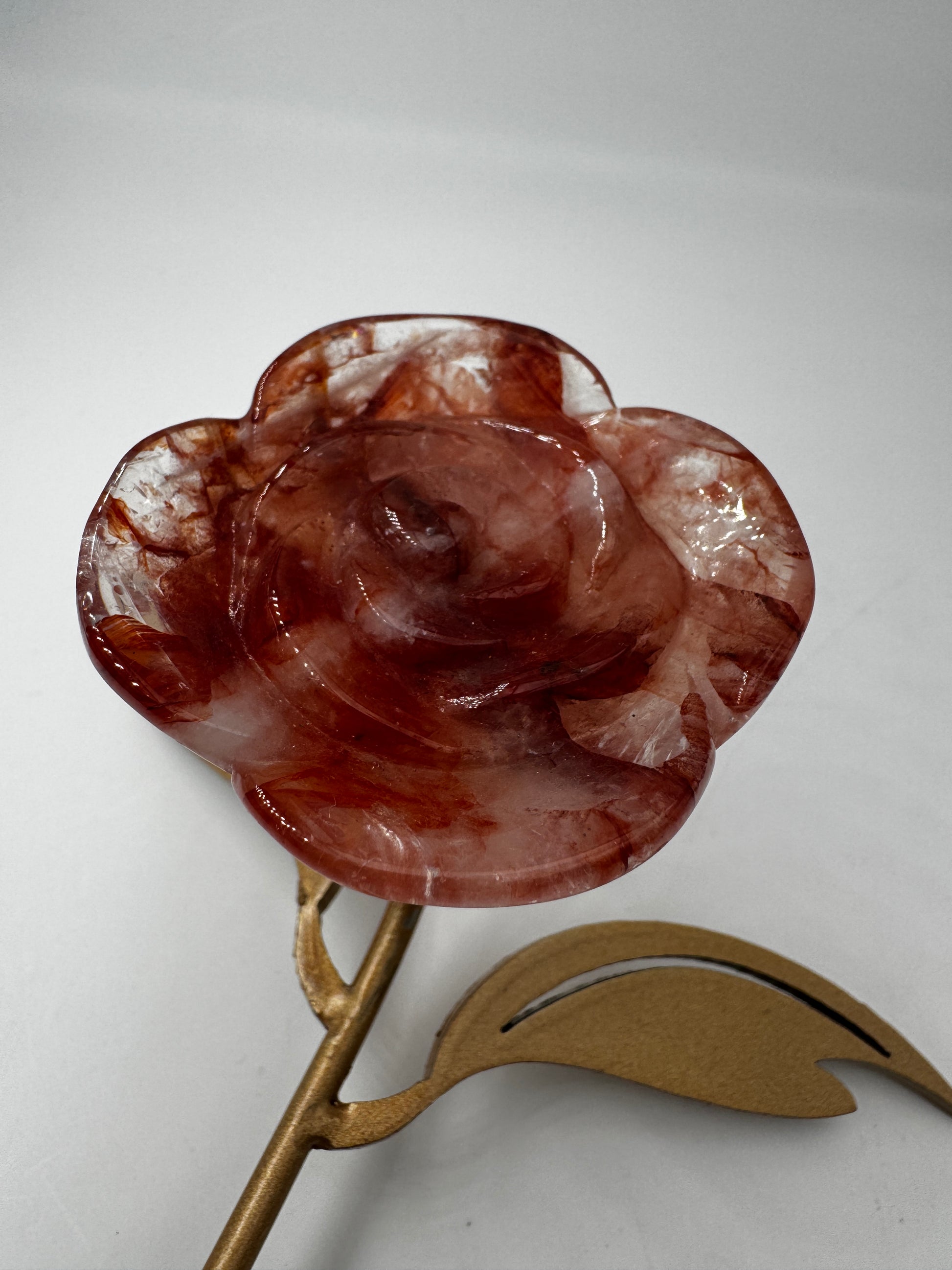 Feuerquarz Rose FR42 – handgeschliffene Carving in Rosenform aus Quarz mit roten Hämatit-Einschlüssen, ca. 5,3×1,3 cm, auf Ständer, Gesamthöhe 20 cm.