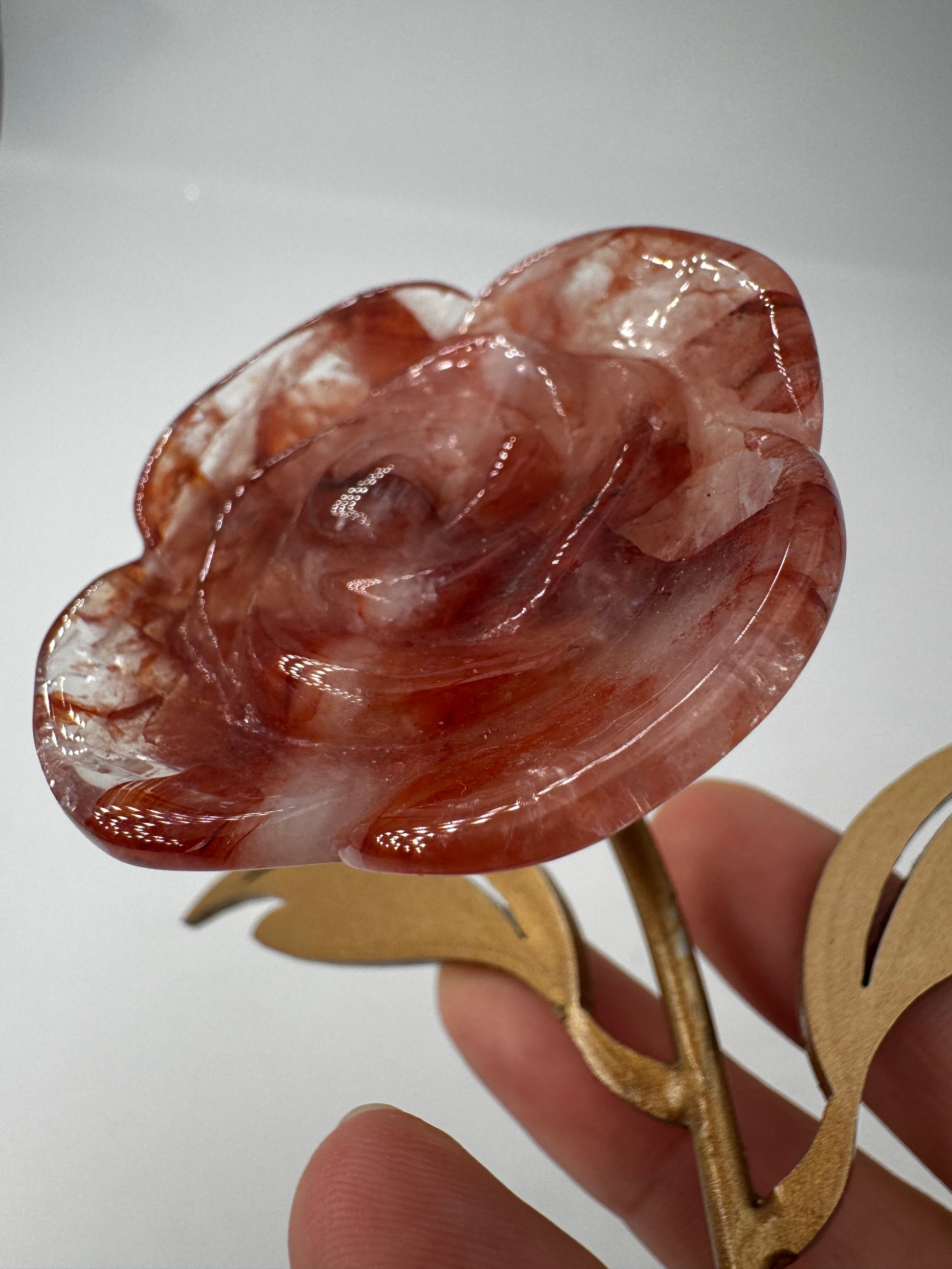 Feuerquarz Rose FR42 – handgeschliffene Carving in Rosenform aus Quarz mit roten Hämatit-Einschlüssen, ca. 5,3×1,3 cm, auf Ständer, Gesamthöhe 20 cm.