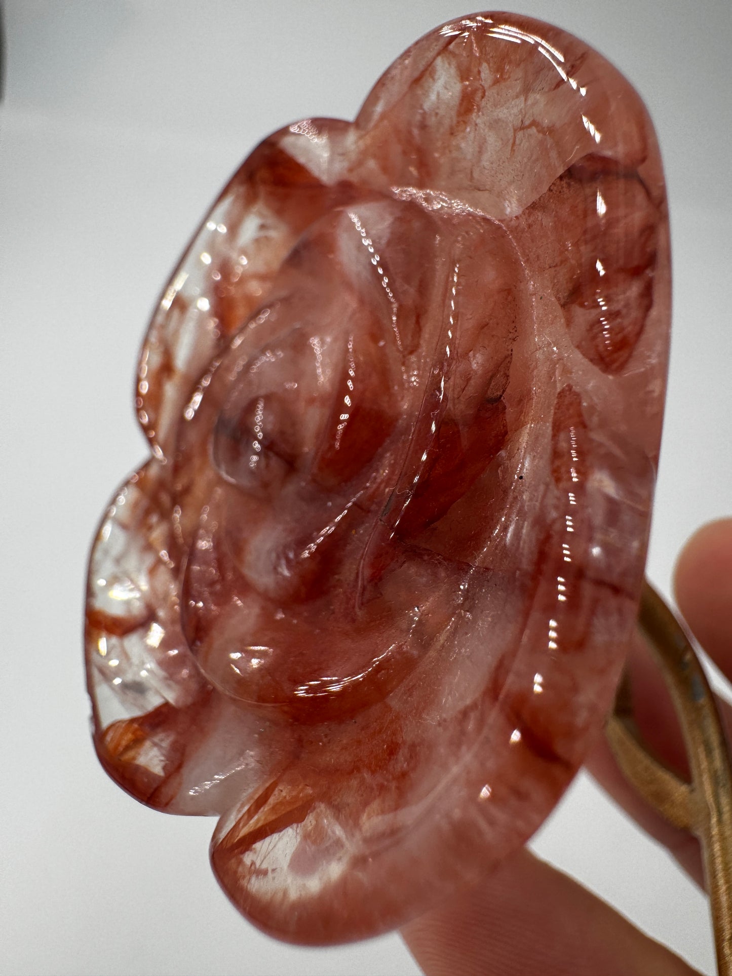Feuerquarz Rose FR42 – handgeschliffene Carving in Rosenform aus Quarz mit roten Hämatit-Einschlüssen, ca. 5,3×1,3 cm, auf Ständer, Gesamthöhe 20 cm.