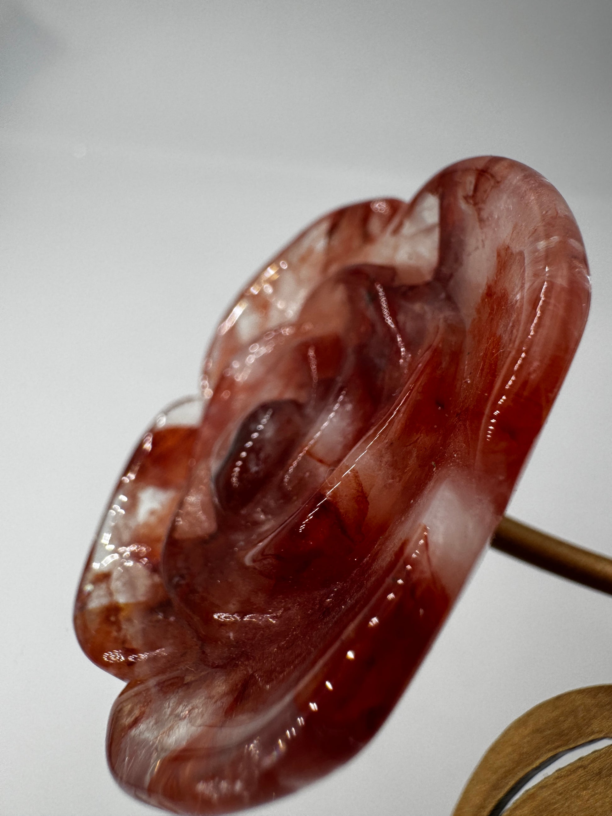 Feuerquarz Rose FR42 – handgeschliffene Carving in Rosenform aus Quarz mit roten Hämatit-Einschlüssen, ca. 5,3×1,3 cm, auf Ständer, Gesamthöhe 20 cm.