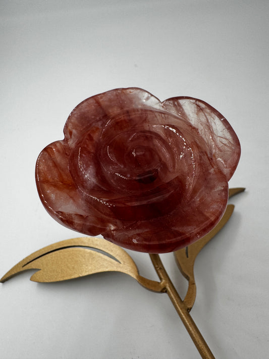Feuerquarz Rose FRB42 – handgeschliffene Carving in Rosenform aus Quarz mit roten Hämatit-Einschlüssen, ca. 5,4×1,5 cm, auf Ständer, Gesamthöhe 16 cm.