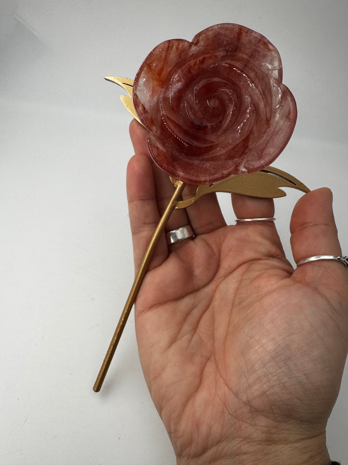 Feuerquarz Rose FRB42 – handgeschliffene Carving in Rosenform aus Quarz mit roten Hämatit-Einschlüssen, ca. 5,4×1,5 cm, auf Ständer, Gesamthöhe 16 cm.