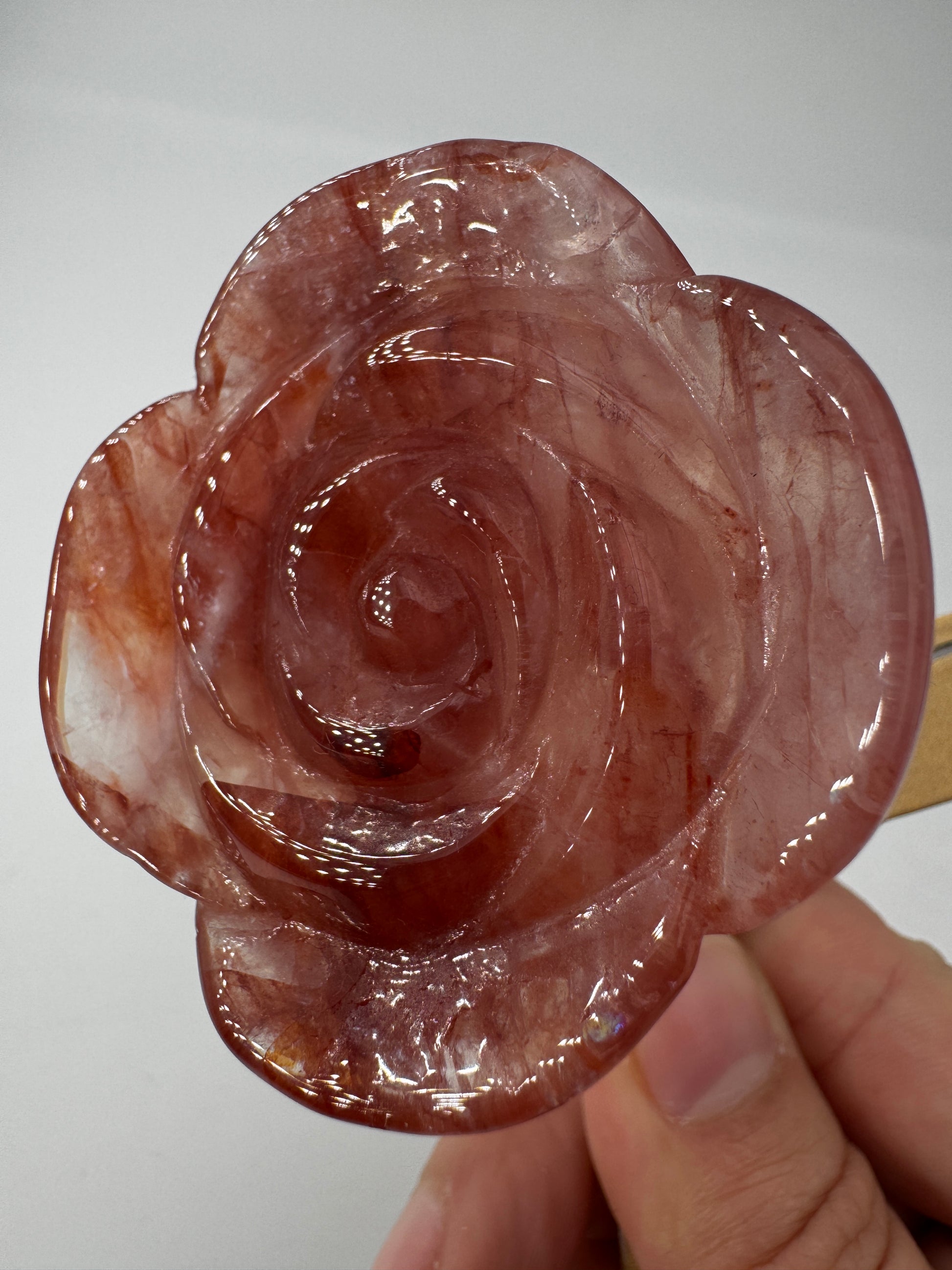 Feuerquarz Rose FRB42 – handgeschliffene Carving in Rosenform aus Quarz mit roten Hämatit-Einschlüssen, ca. 5,4×1,5 cm, auf Ständer, Gesamthöhe 16 cm.