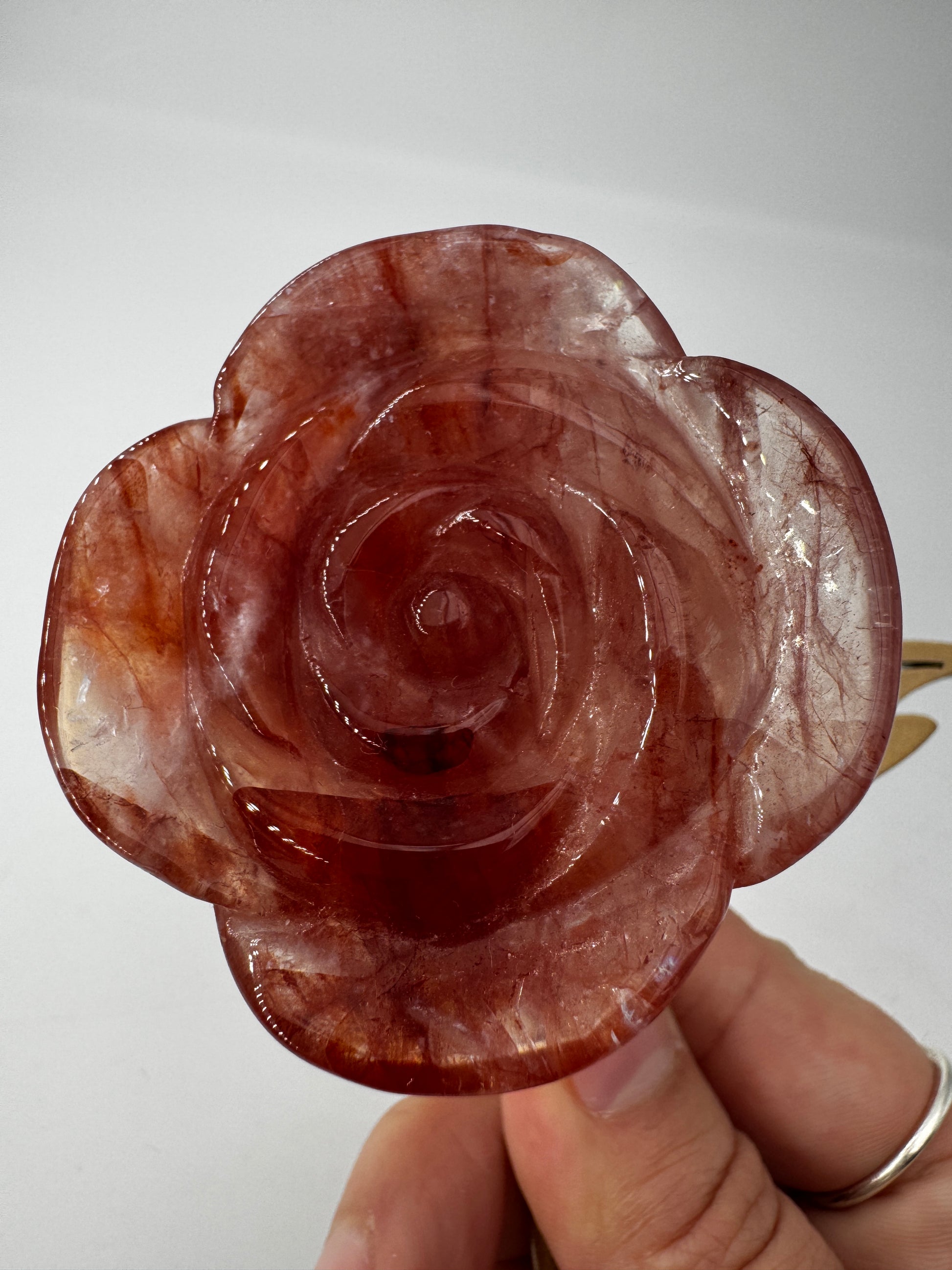 Feuerquarz Rose FRB42 – handgeschliffene Carving in Rosenform aus Quarz mit roten Hämatit-Einschlüssen, ca. 5,4×1,5 cm, auf Ständer, Gesamthöhe 16 cm.