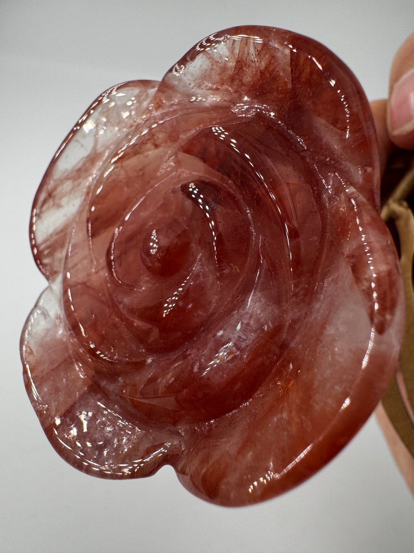 Feuerquarz Rose FRB42 – handgeschliffene Carving in Rosenform aus Quarz mit roten Hämatit-Einschlüssen, ca. 5,4×1,5 cm, auf Ständer, Gesamthöhe 16 cm.