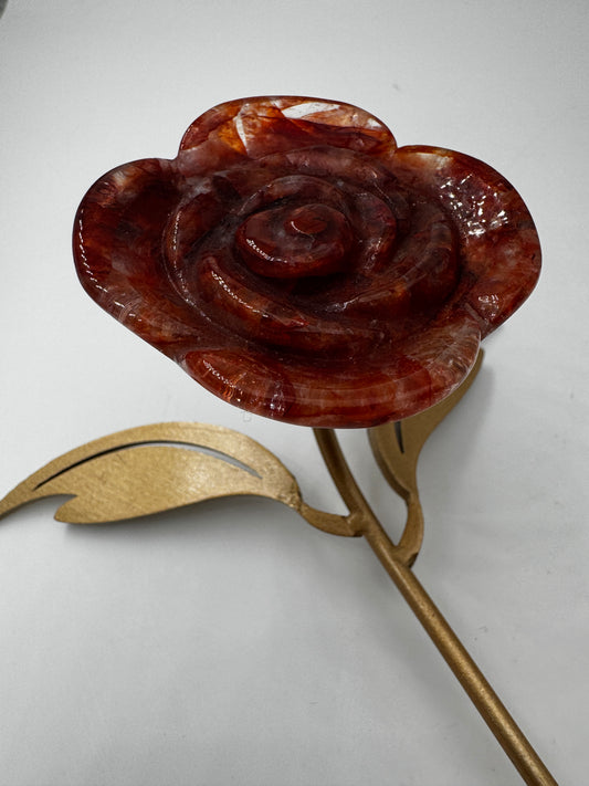 Feuerquarz Rose FRC42 – handgeschliffene Carving in Rosenform aus Quarz mit roten Hämatit-Einschlüssen, ca. 5,3×1,4 cm, auf Ständer, Gesamthöhe 18 cm.